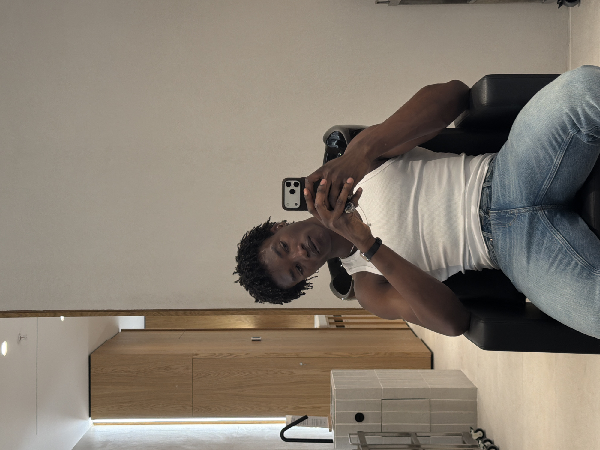 Man takes selfie in modern room in Fibracolor