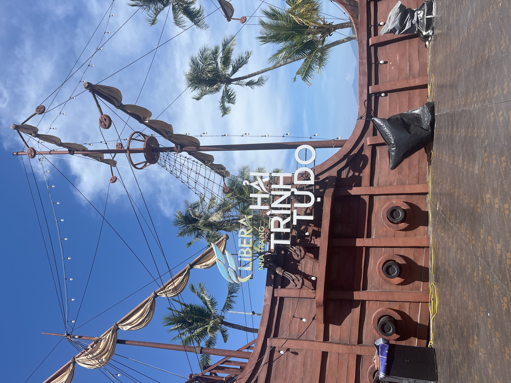 Tourist captures Vietnamese cultural sites and decorations in brief walkthrough