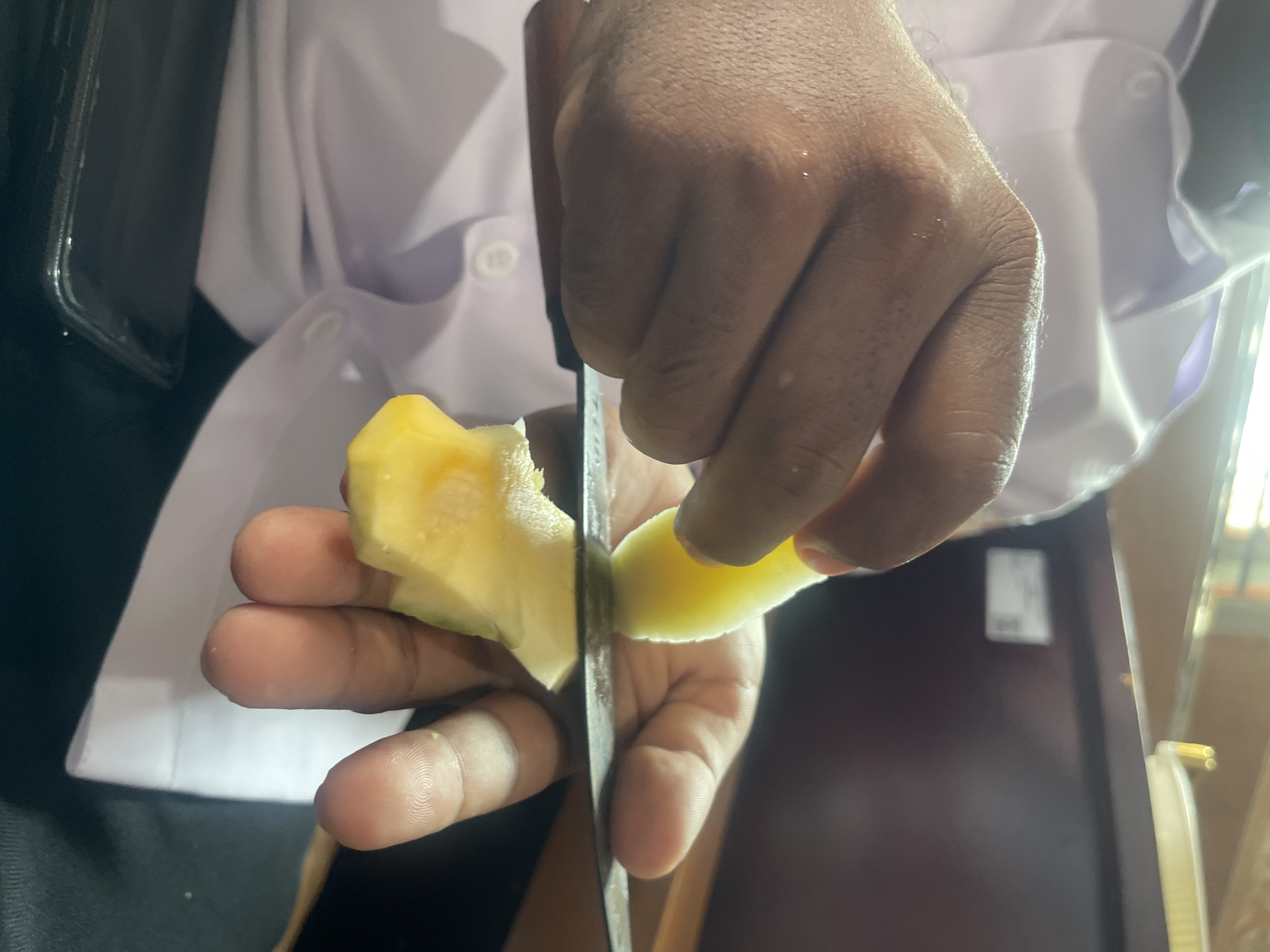 Lazy morning in Julicotmeurak: street cats, mangoes, and fried snacks