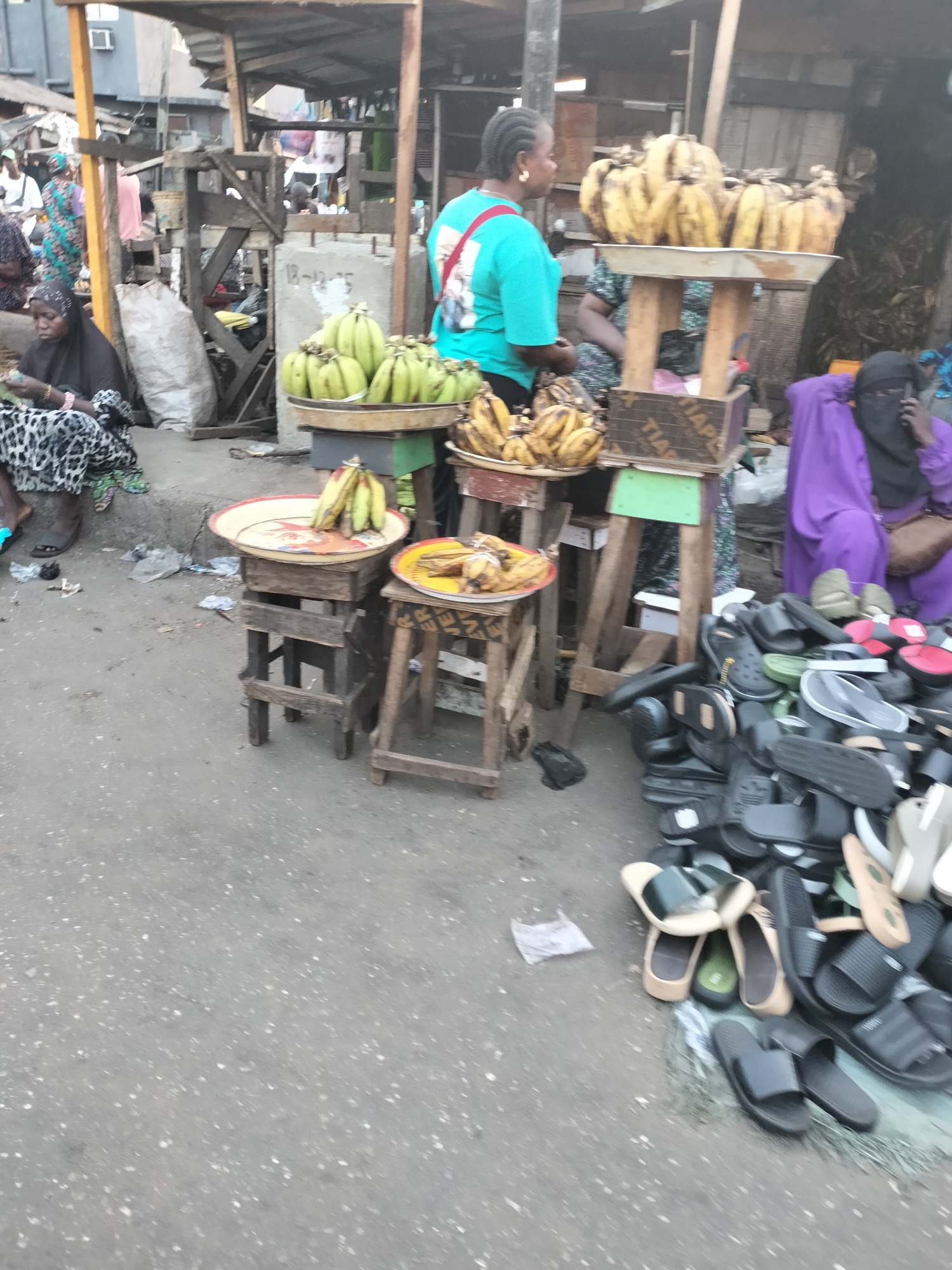 Lagos street life documented: marketplace vendors, urban traffic