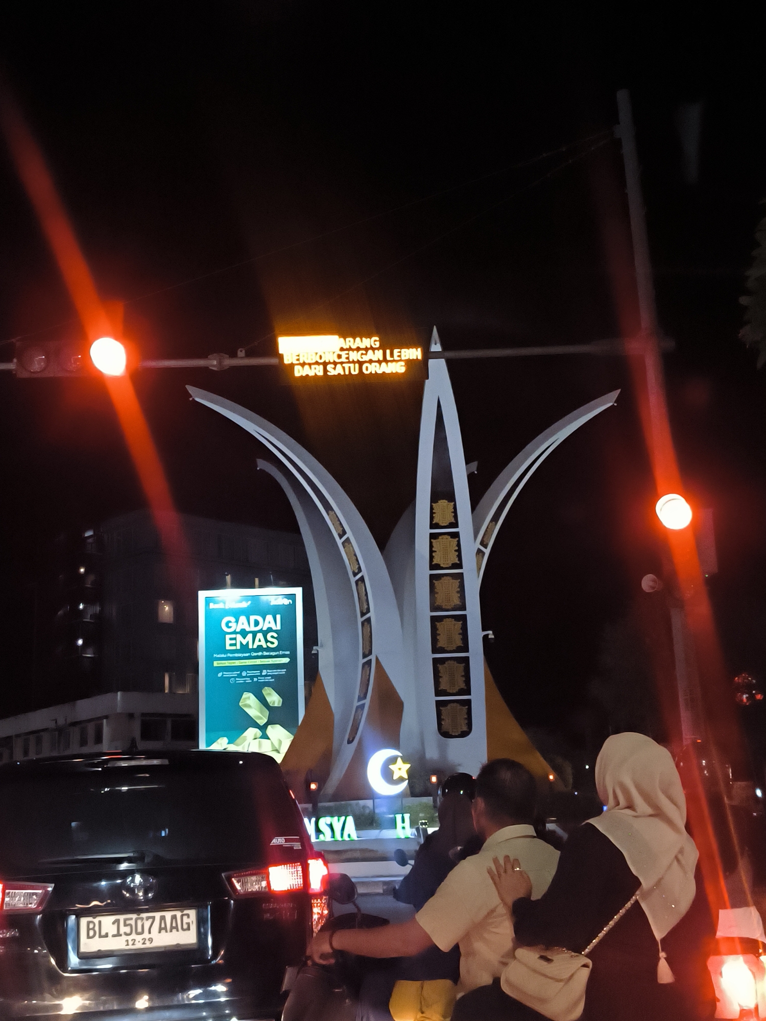 Nighttime drive through central Banda Aceh captured in photos