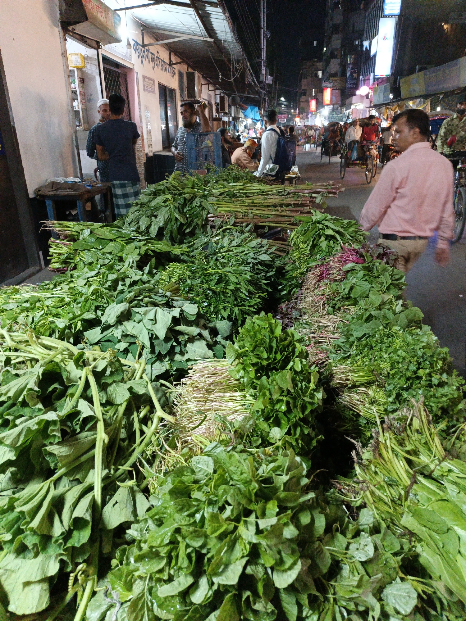 Busy Dhaka marketplace captures fish and vegetable vendors in action