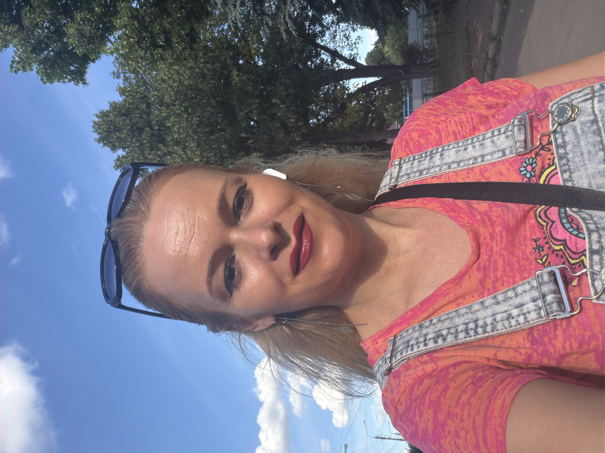 Sunny neighborhood walk with selfies and street-level snapshots