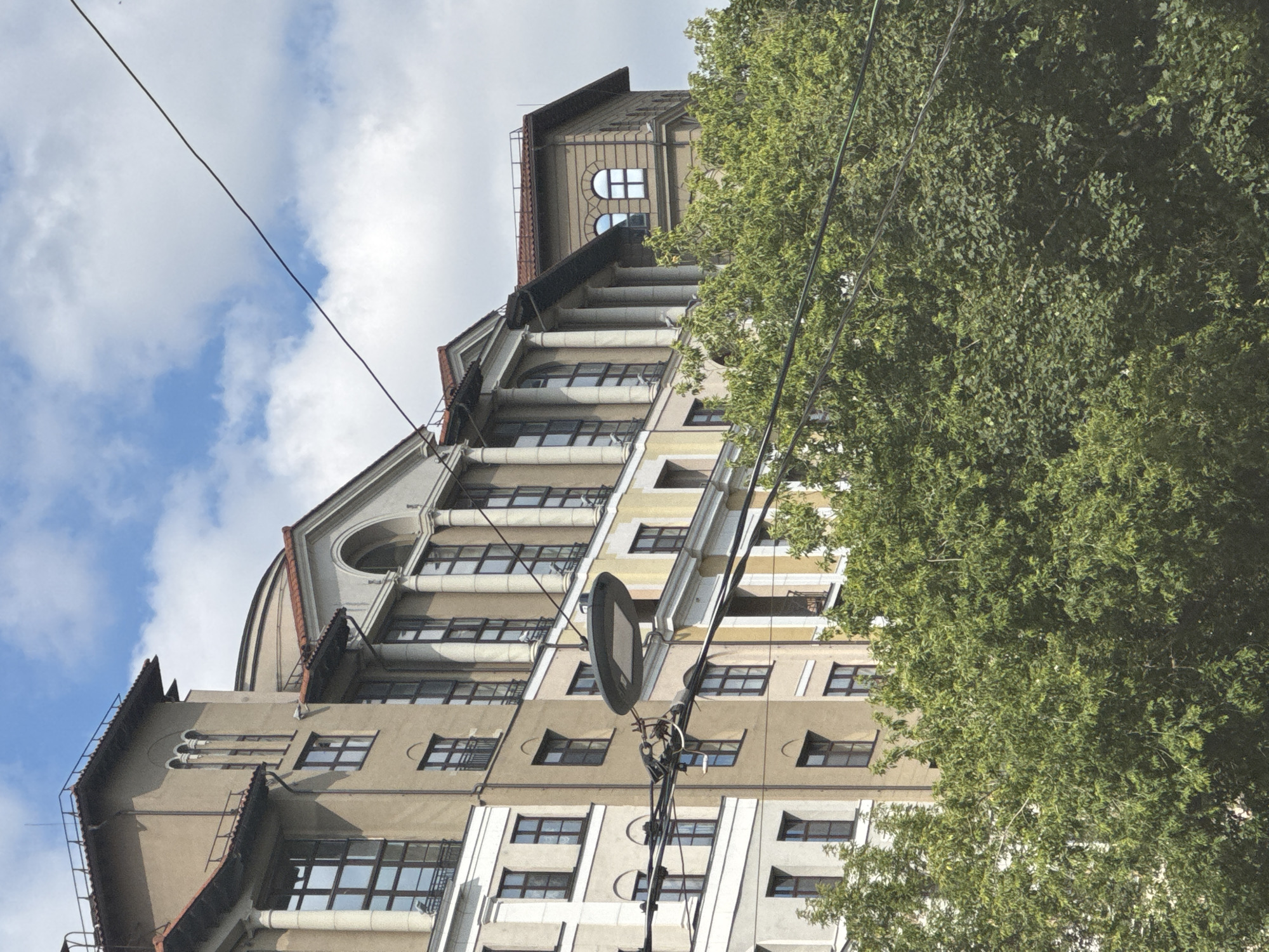Street-level tour of central Moscow architecture and sidewalks