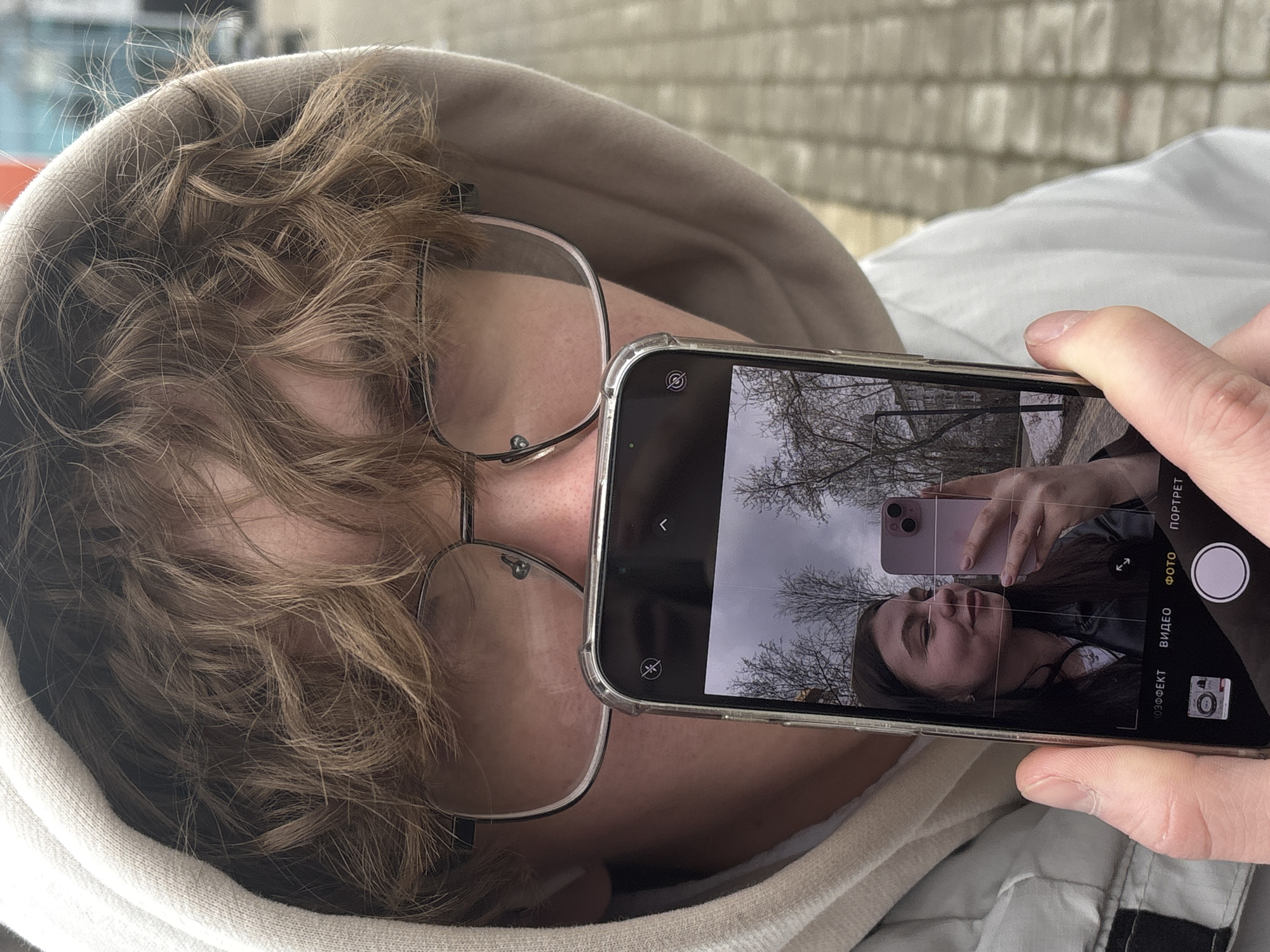 Morning scenes captured in Perm: smartphone photography and park bench moment
