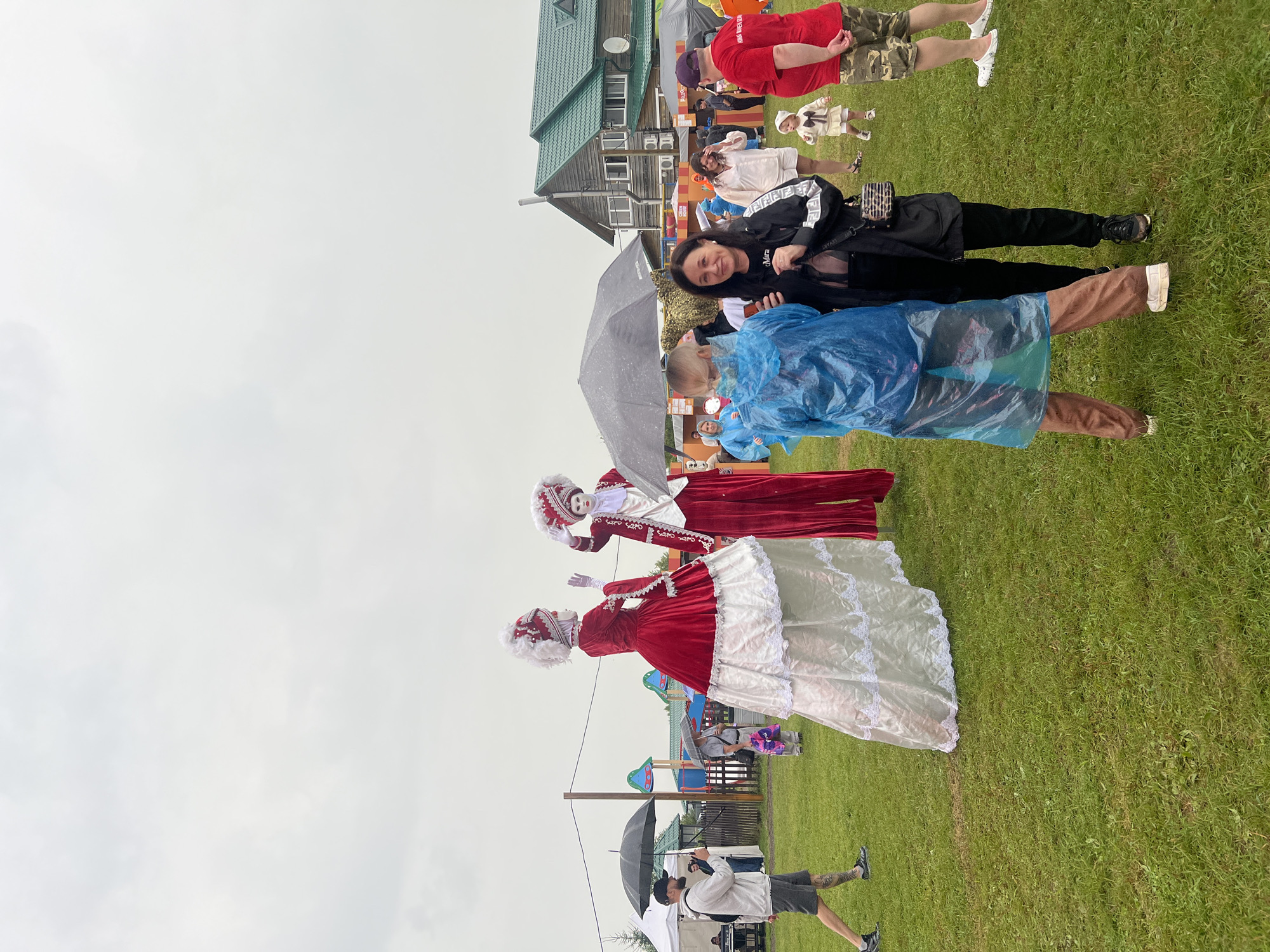 Rainy outdoor festival in Кузнецово draws crowds and costumed performers