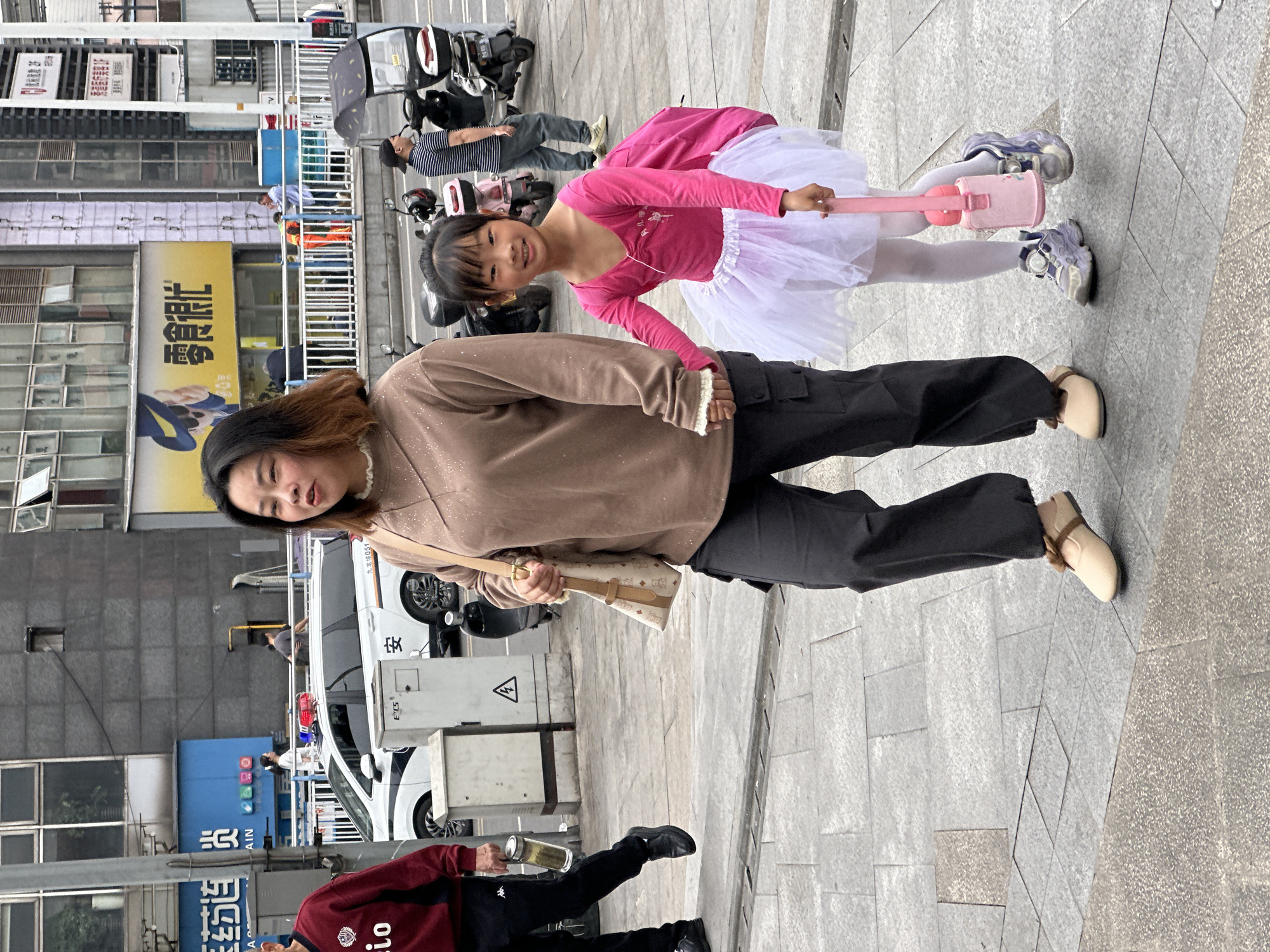 Morning street life documented in Chongqing's Jiulongpo District