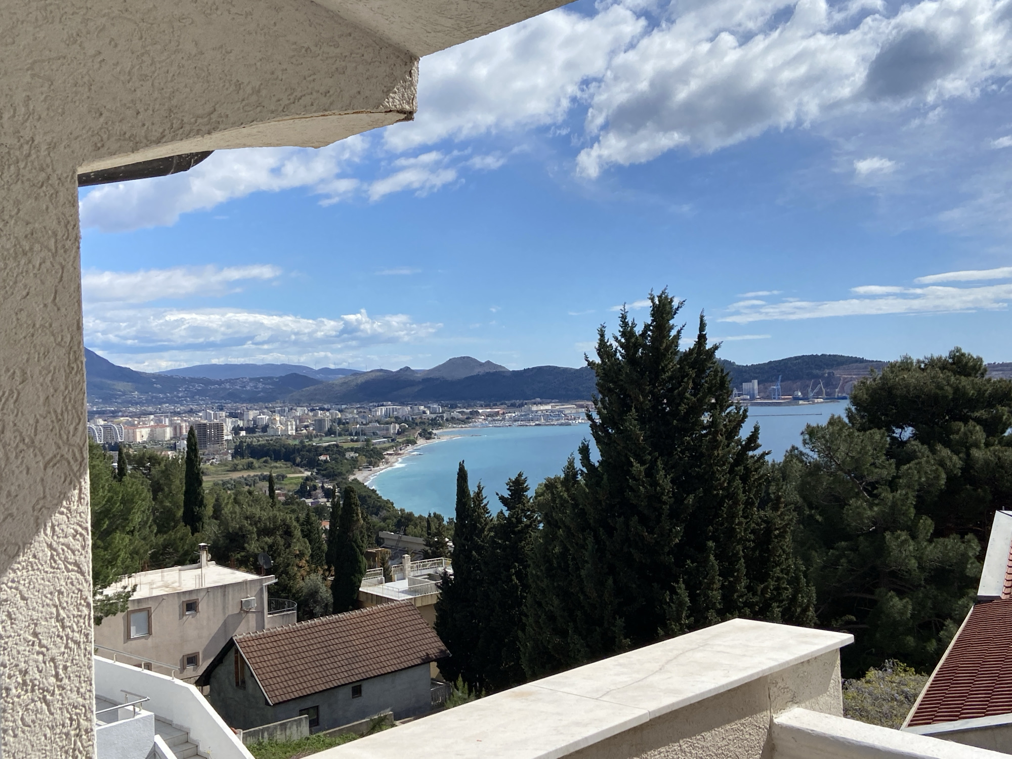 Man records himself with Russian notes on Montenegro balcony