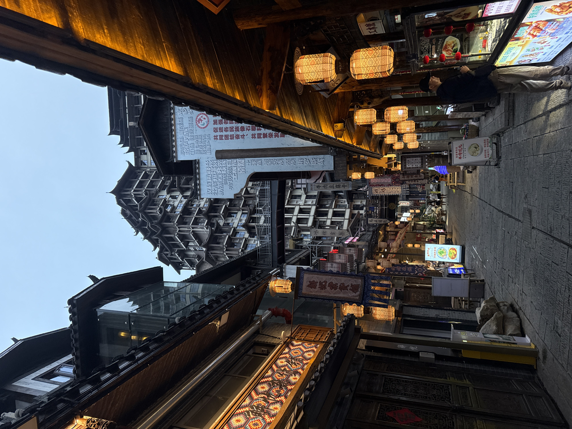 Tourist activity documented in Zhangjiajie's traditional commercial district