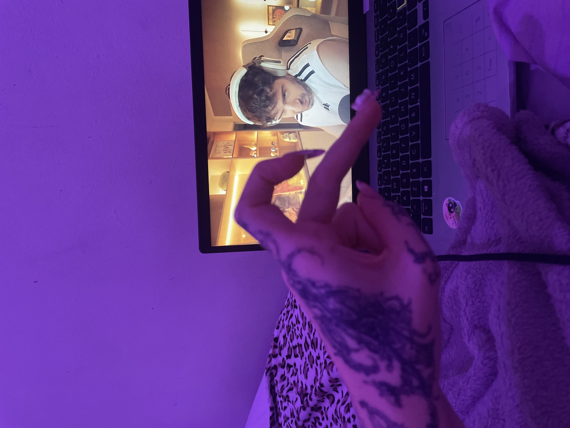 Gaming session interrupted by obscene gesture in Buenos Aires