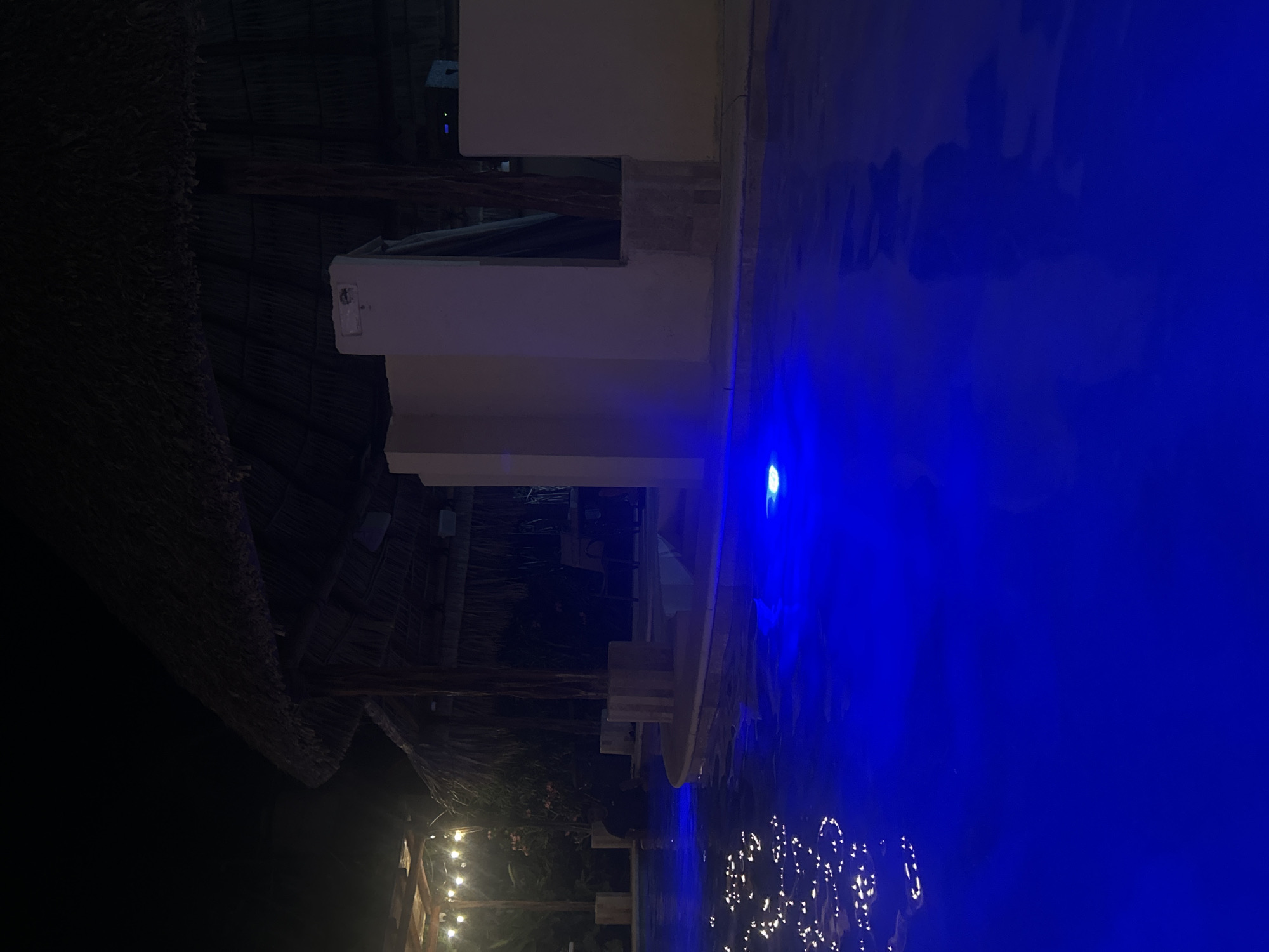 Nighttime pool scene documented in Acapulco de Juárez