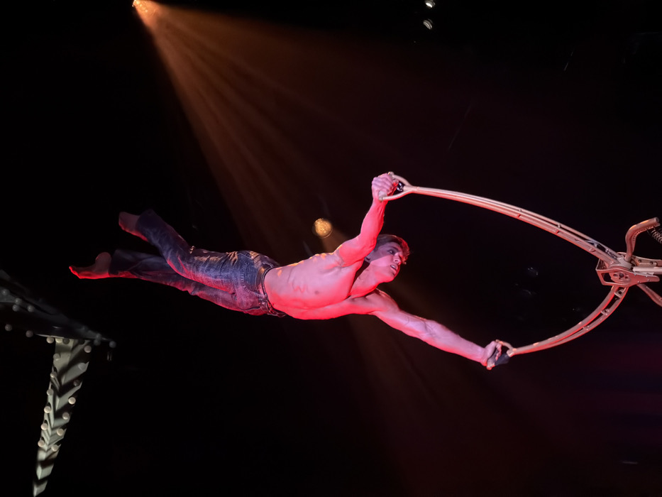 Late-night circus performances and typical Strip activity in Las Vegas