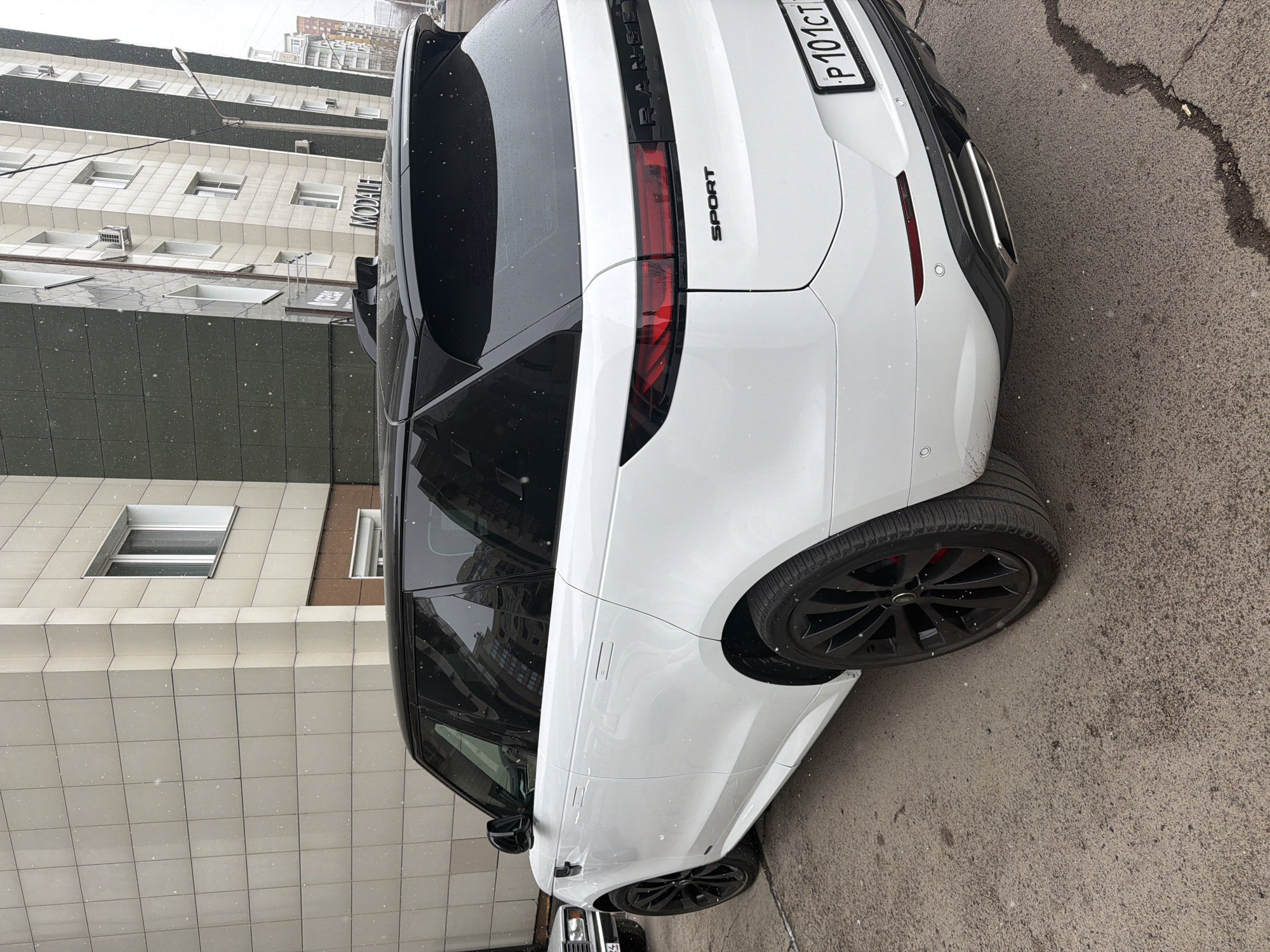 White Range Rover spotted near coffee truck in Krasnoyarsk