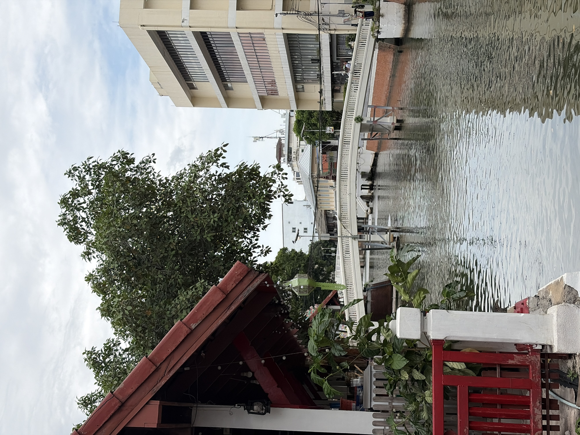 Bangkok canal district: temples, tuk-tuks, and klong-side streets