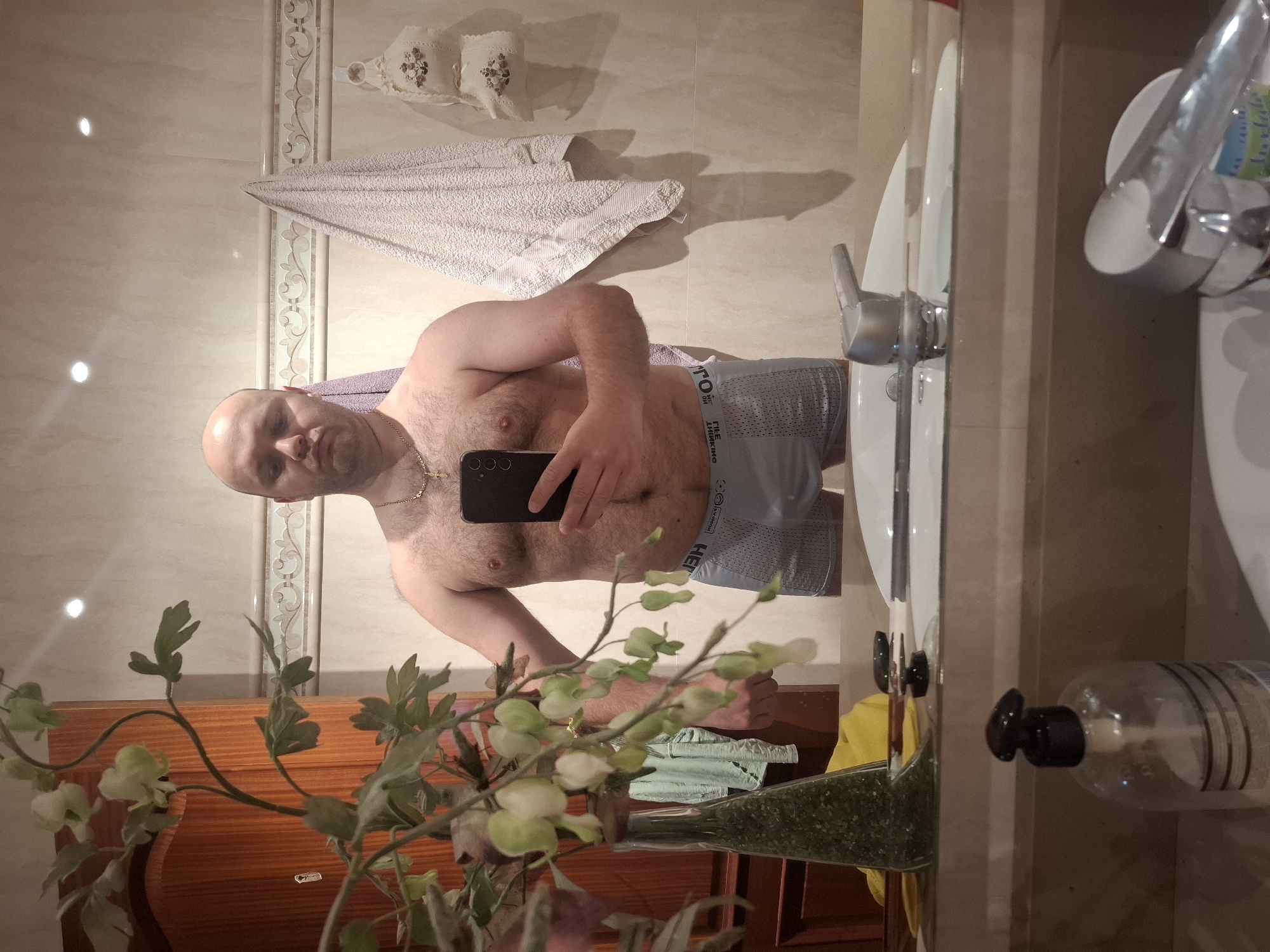 Man Takes Mirror Selfies in Xirivella Bathroom