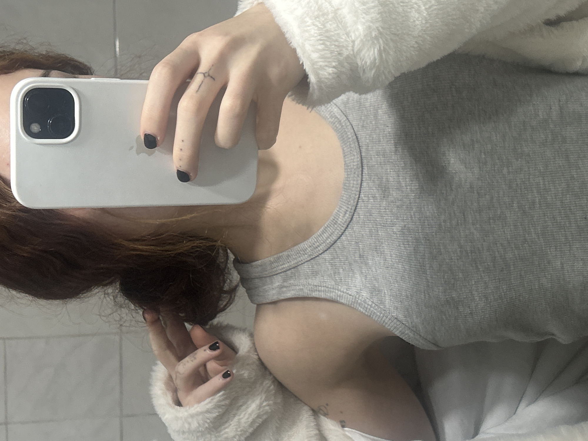 Person takes bathroom selfies in Buenos Aires early morning