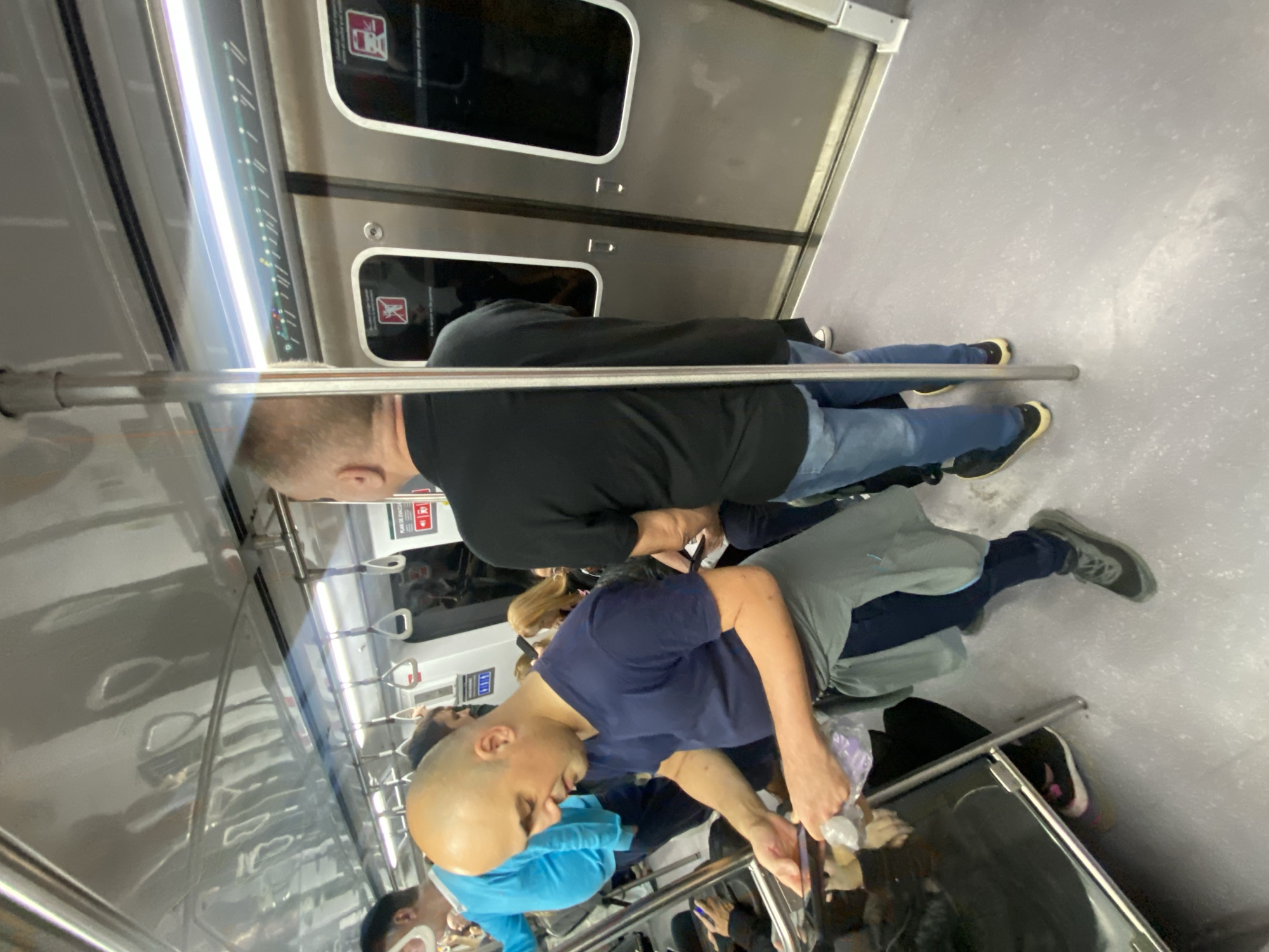 Crowded train conditions observed in Buenos Aires metro system