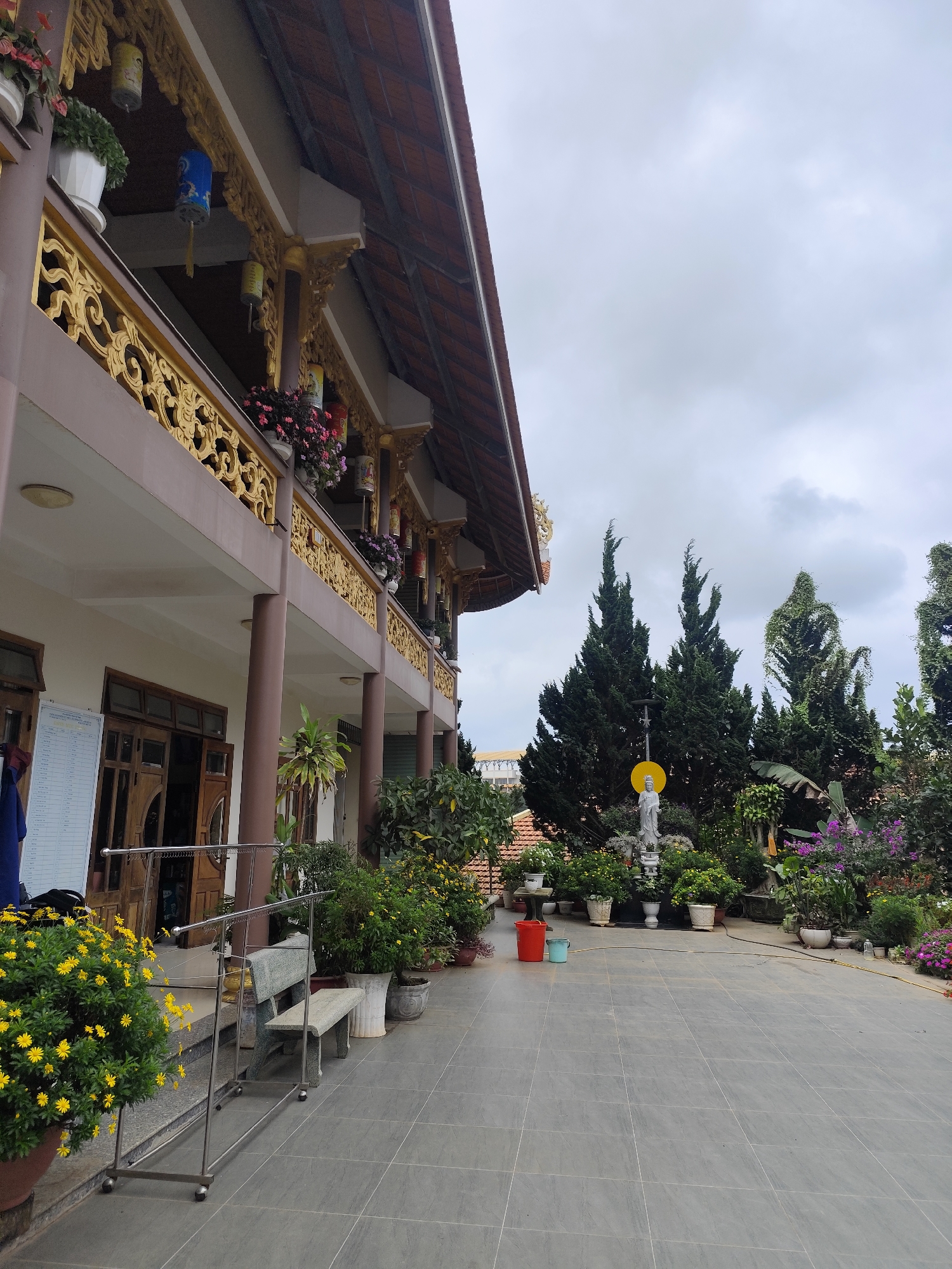 Street life and temples in Da Lat on a cloudy morning