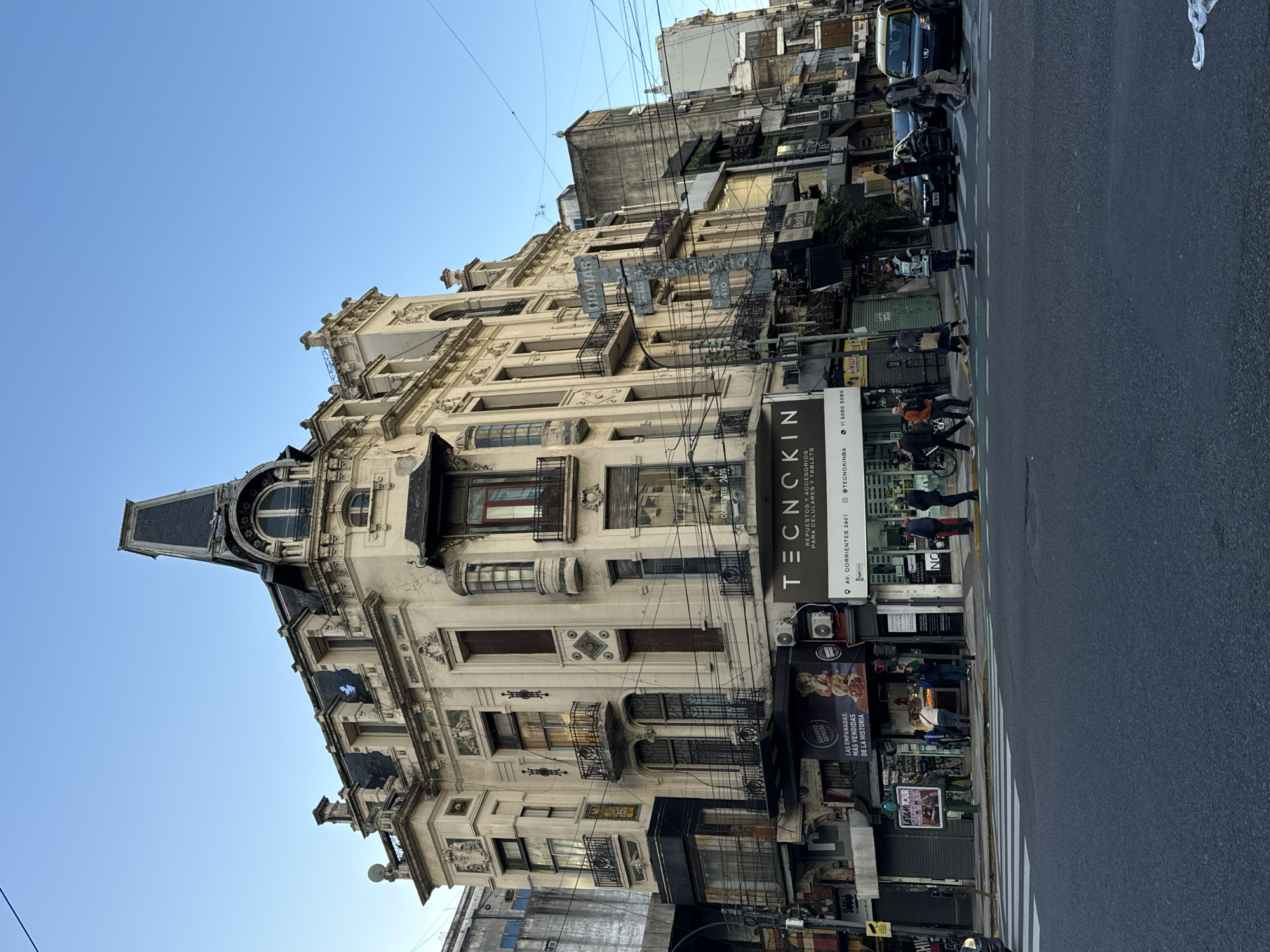 Buenos Aires intersection documented in clear weather evening scenes