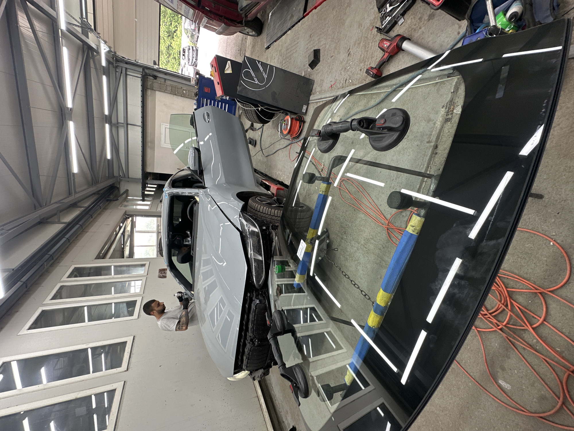 Auto repair shop activity documented during morning hours