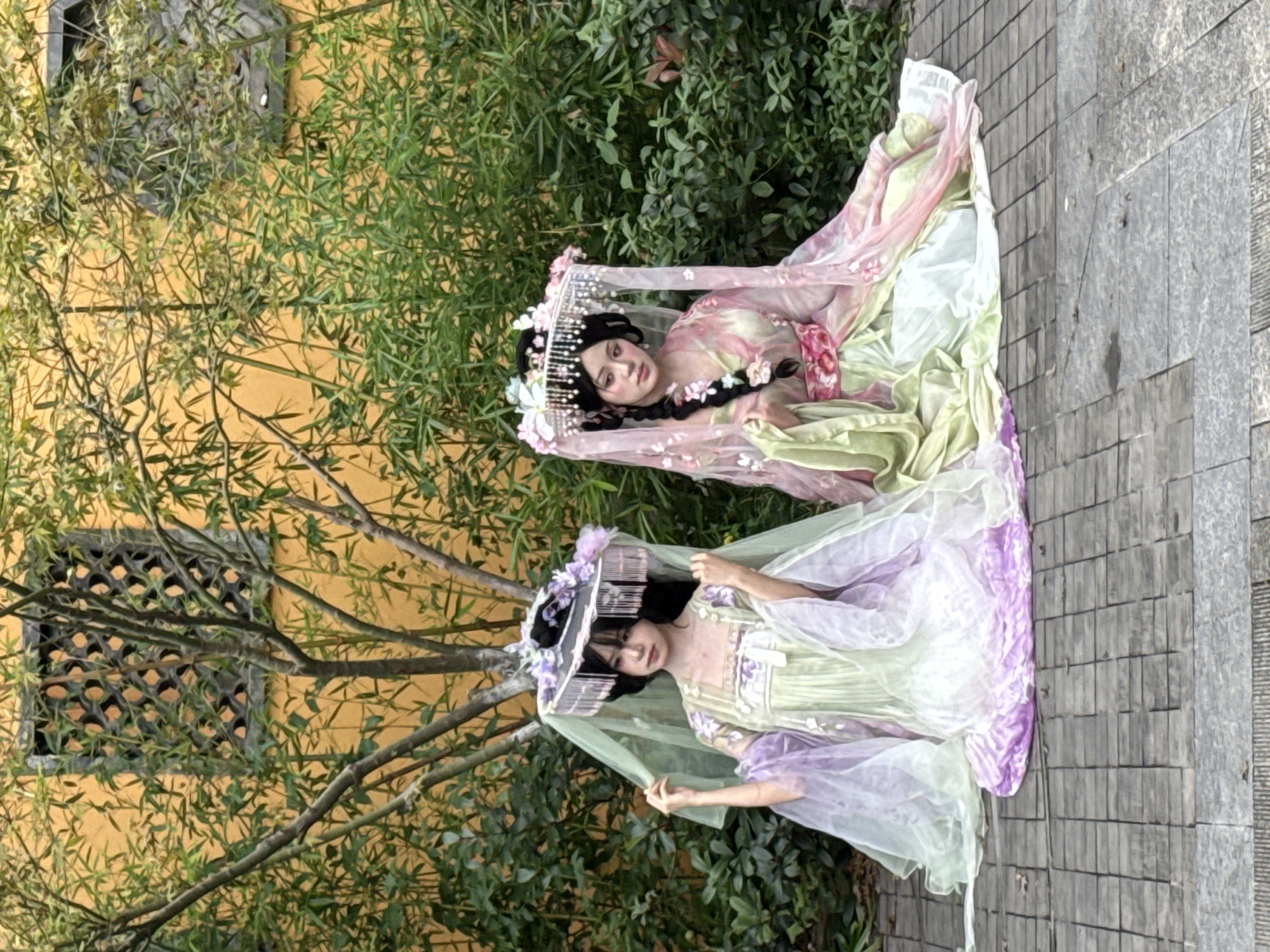 Traditional Hanfu photoshoots amid daily life in Yuzhong District