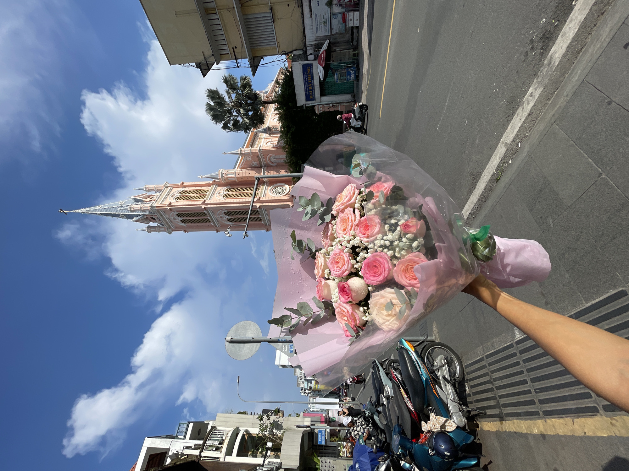 Woman documents flower bouquet purchase journey through Thủ Đức Vietnam