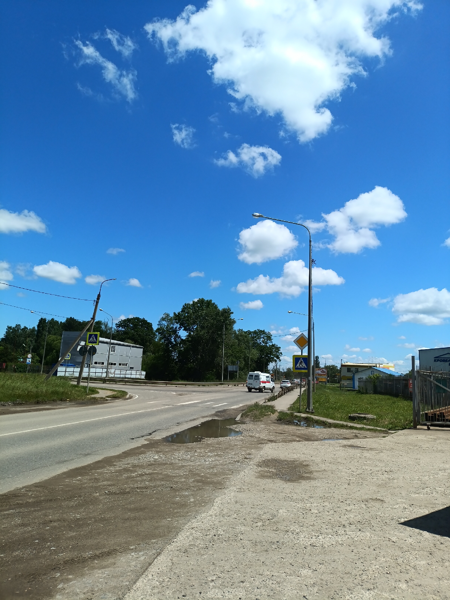Sunny morning street scenes documented in Goryachiy Klyuch, Russia