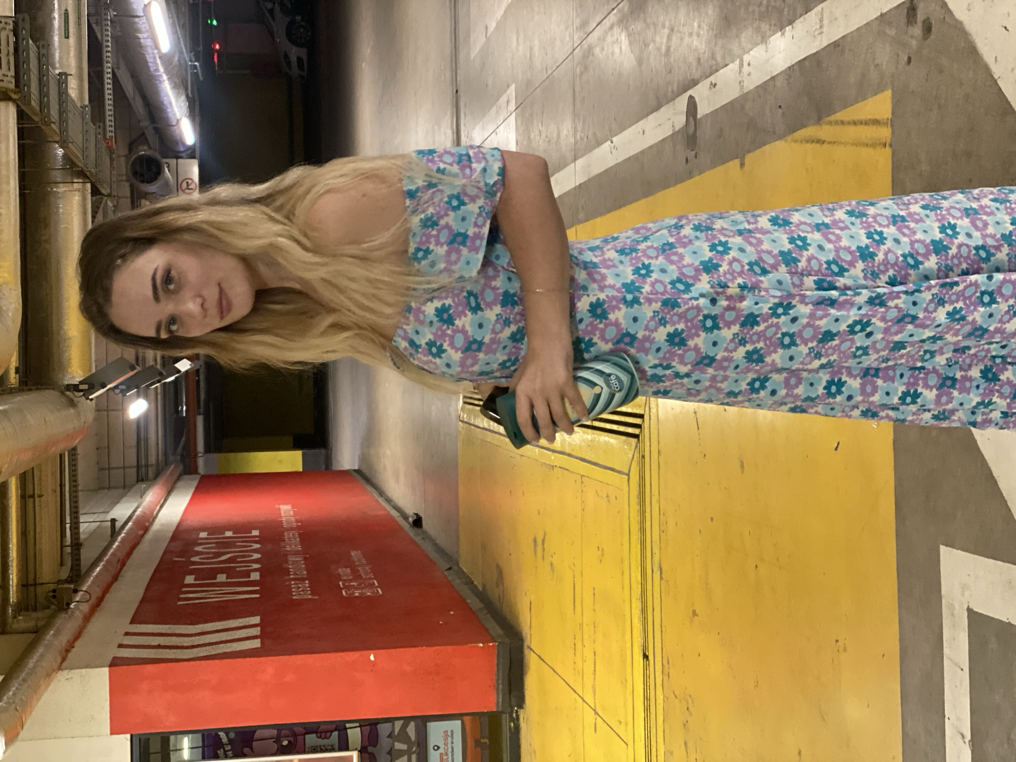 Woman spotted in Łódź shopping center parking garage