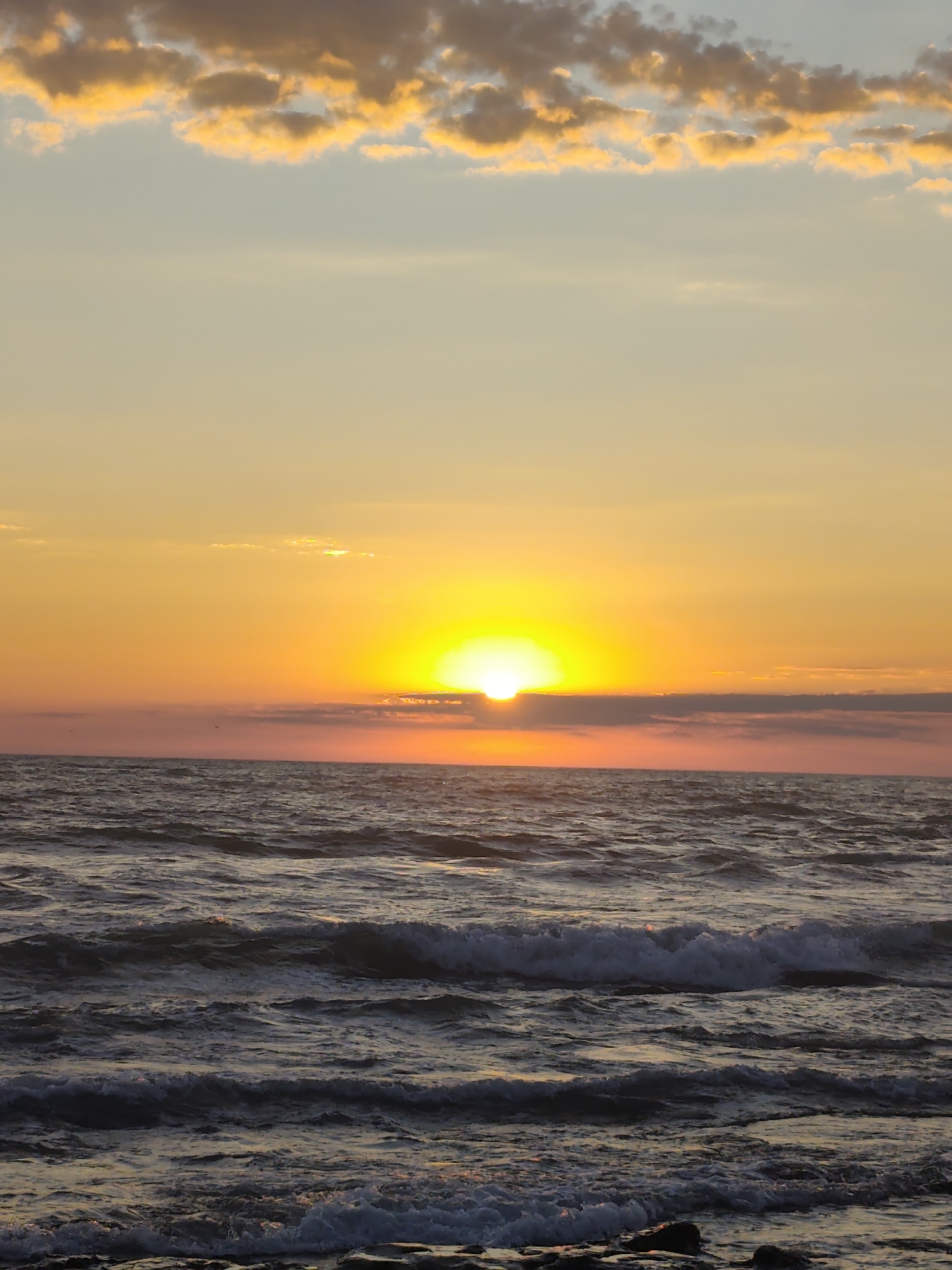 Caspian sunset draws crowds to Aktau's shoreline