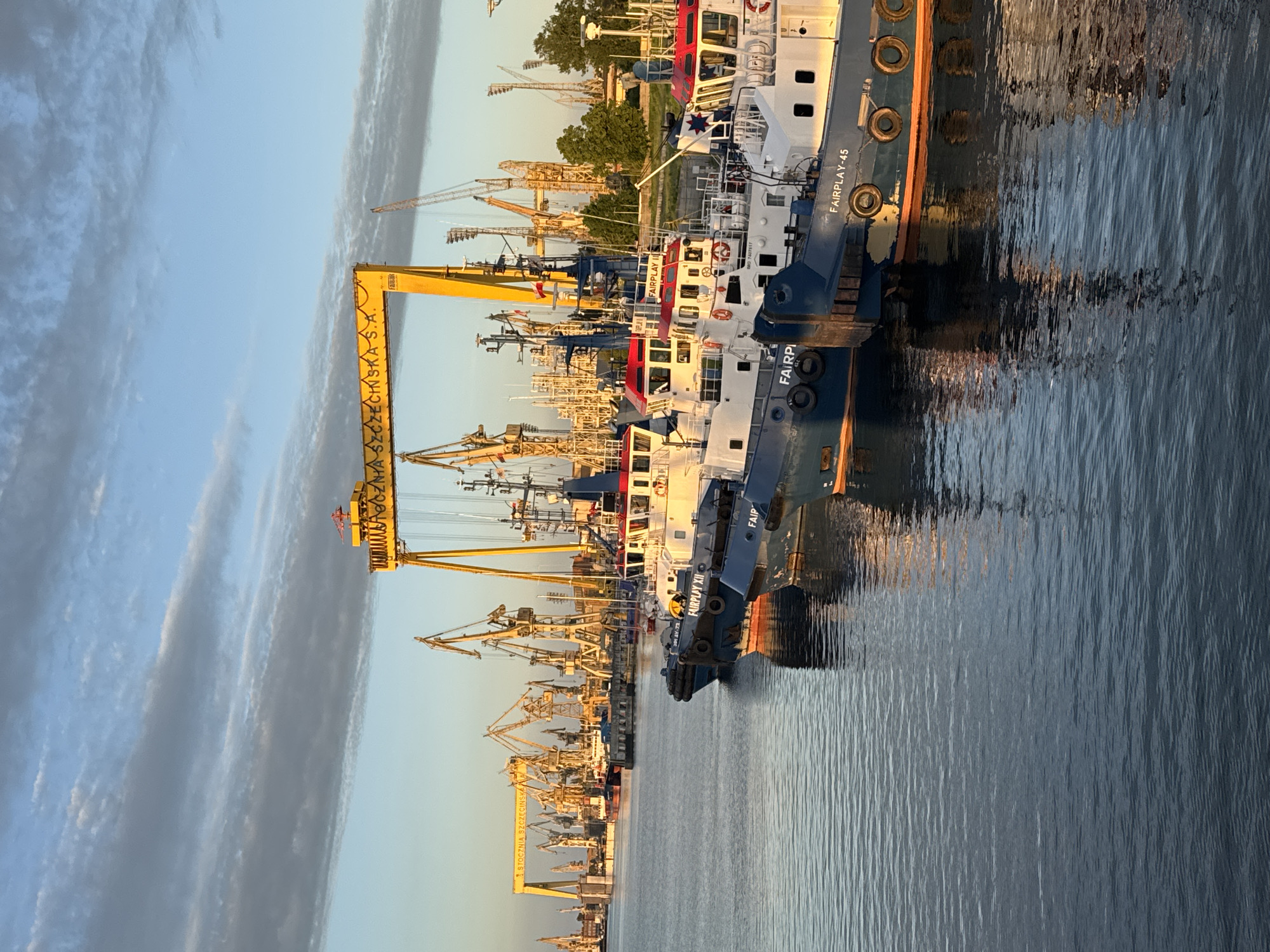 Maritime activity and wind turbine transport observed at Szczecin port