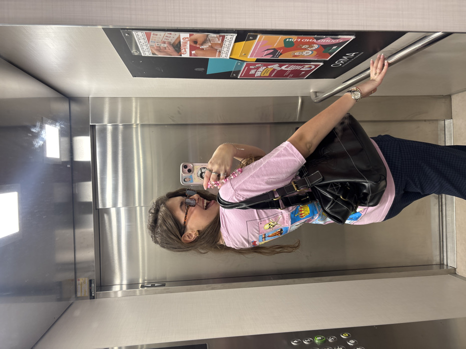 Woman shares #GRWM content in Getafe elevator