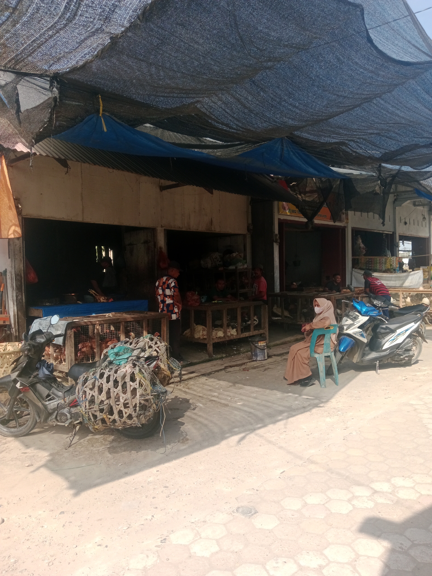 Morning market in full swing in Keudegeudong, Indonesia