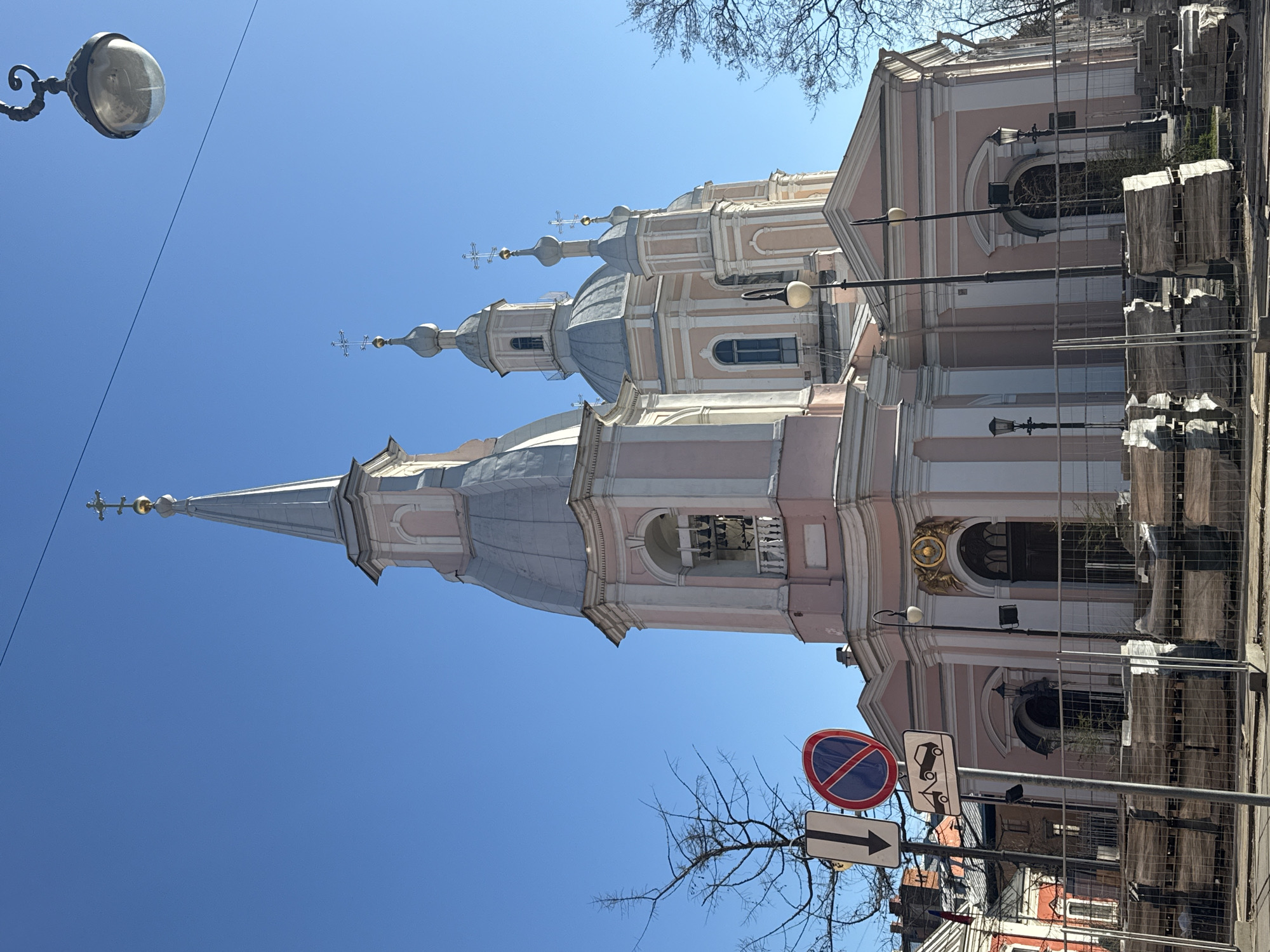 Morning scenes captured around Saint Petersburg churches, corgi spotted