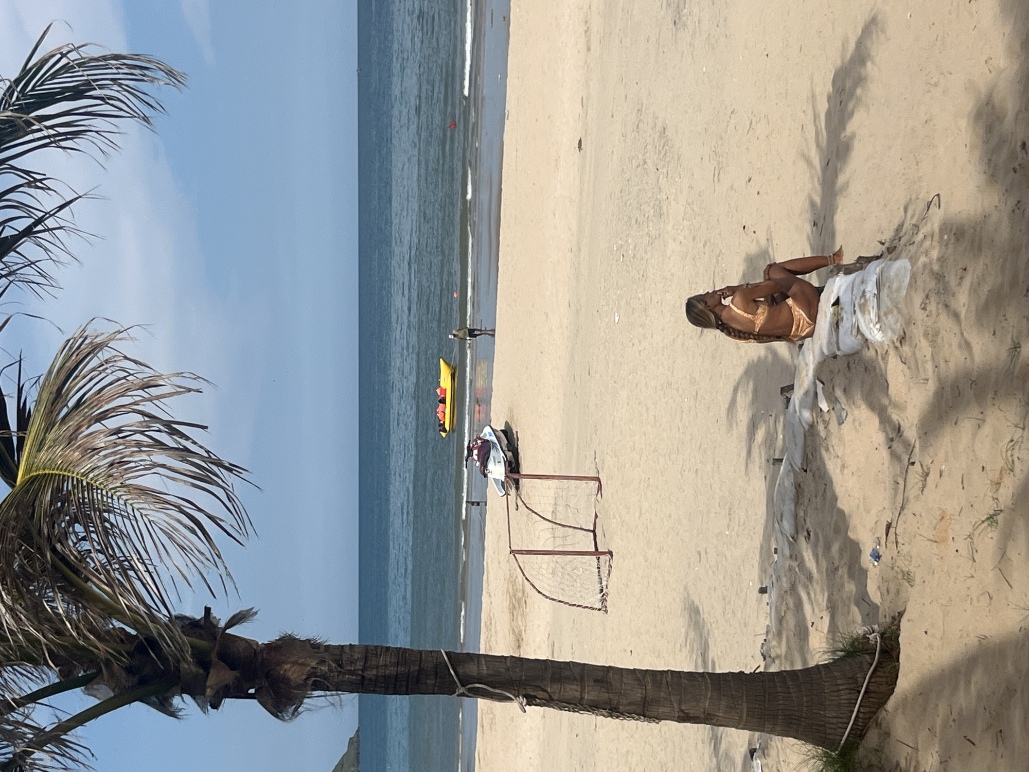 Beach day in Mũi Né with swimming and selfies