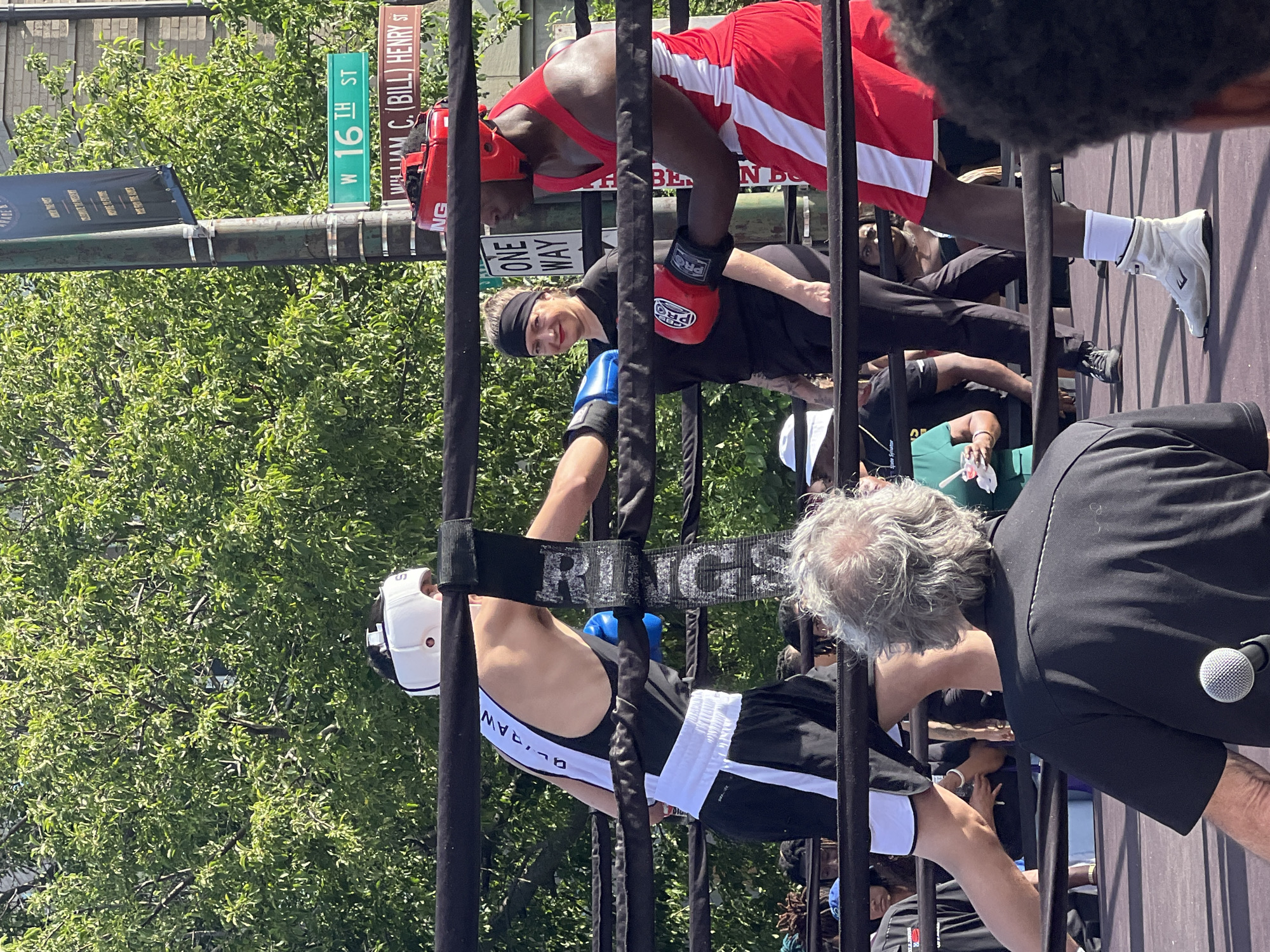 Street boxing match draws a crowd at Chicago intersection