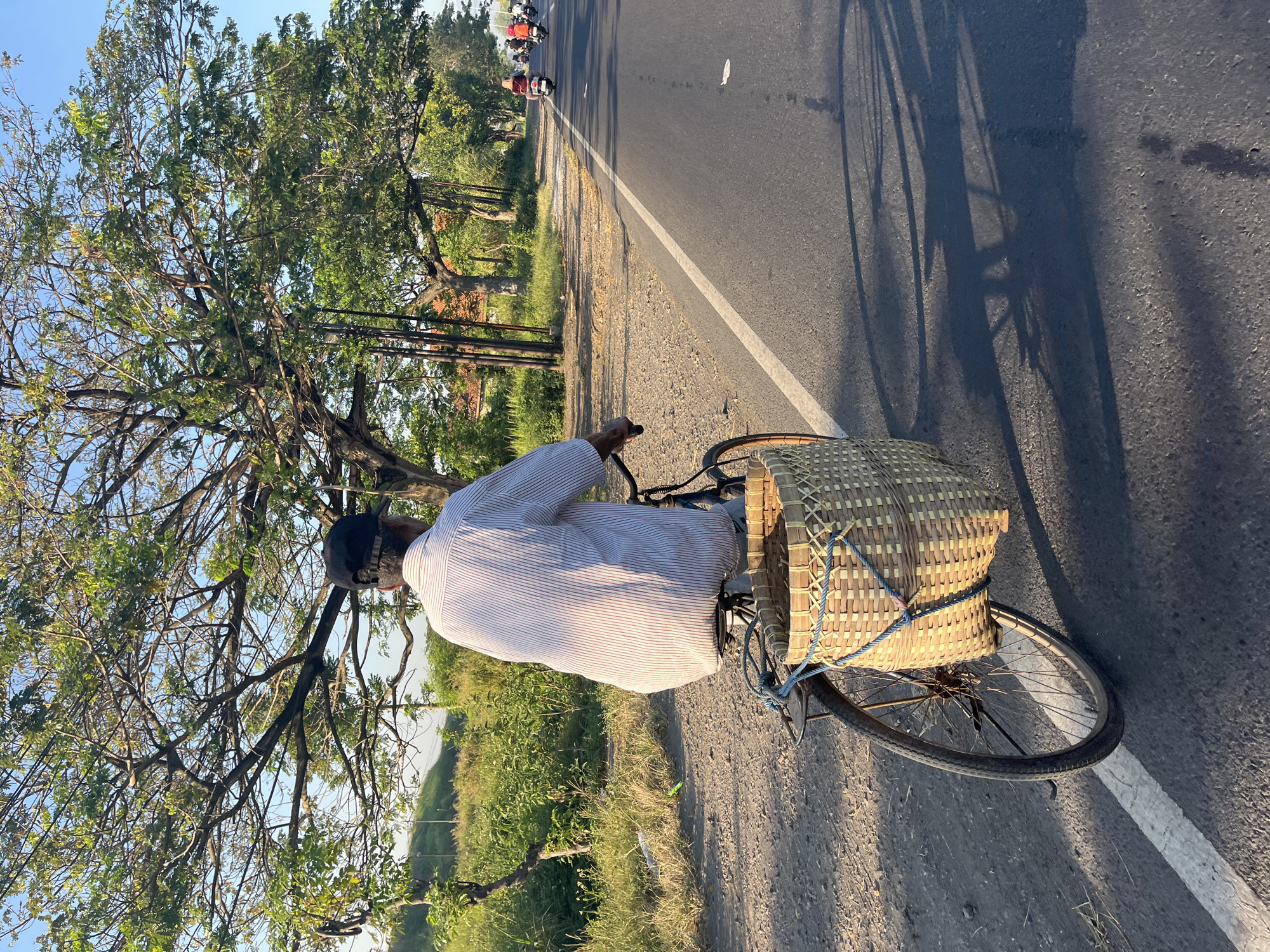 Everyday road life along a busy Siring thoroughfare