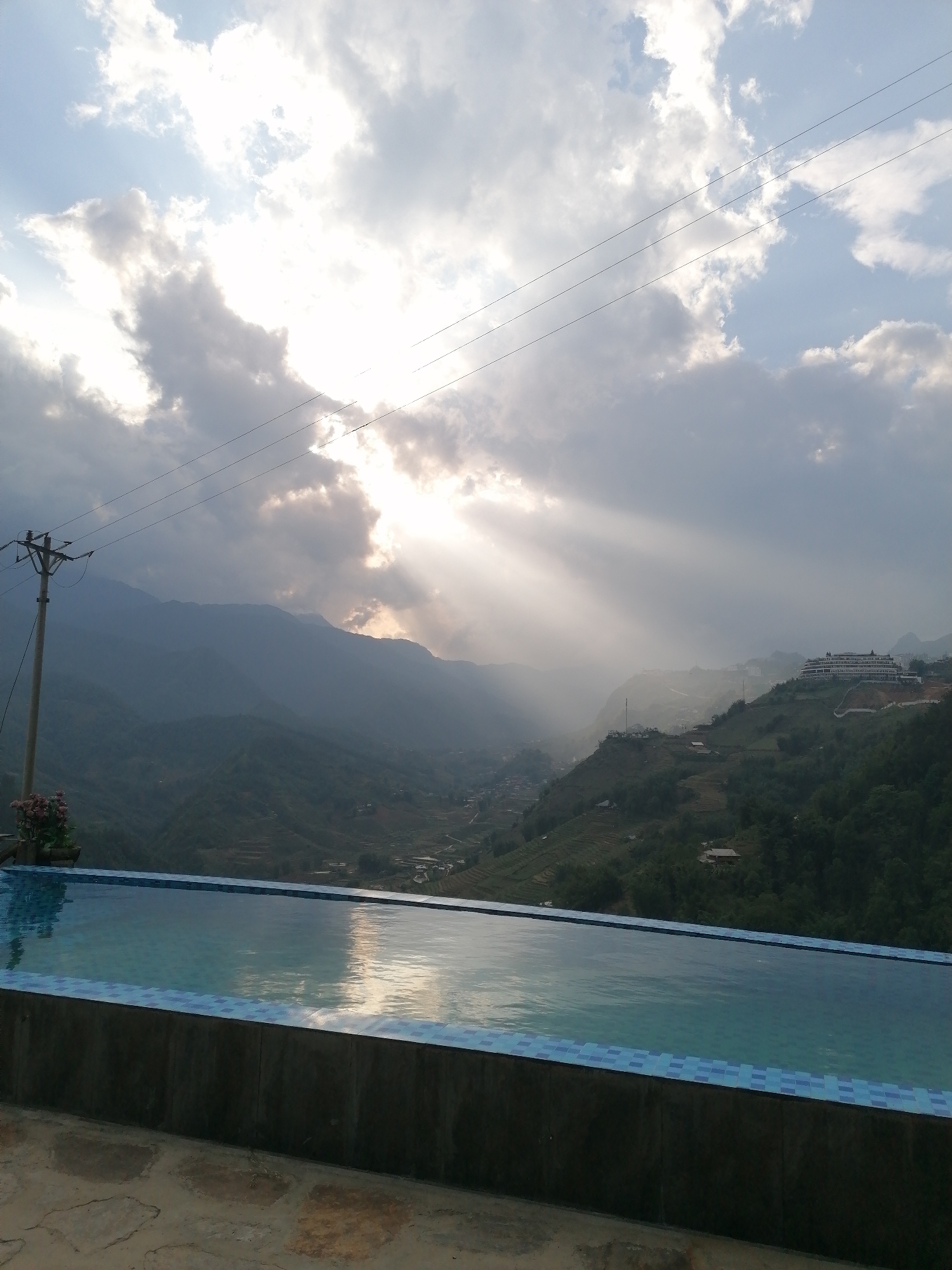 Tourist enjoys mountain resort dining experience in Sa Pa
