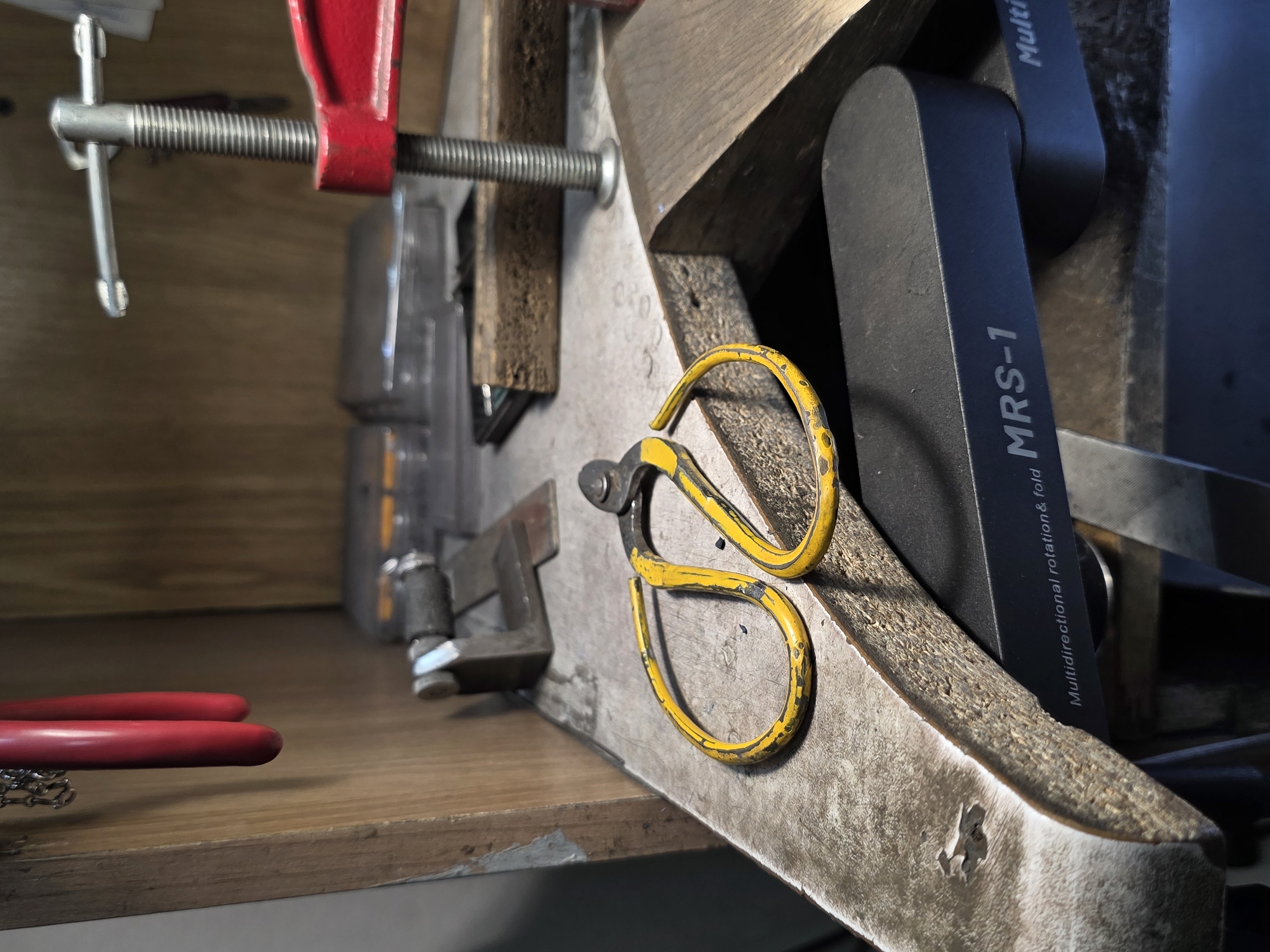 Jewelry craftsperson documents metalworking process in Kazan workshop