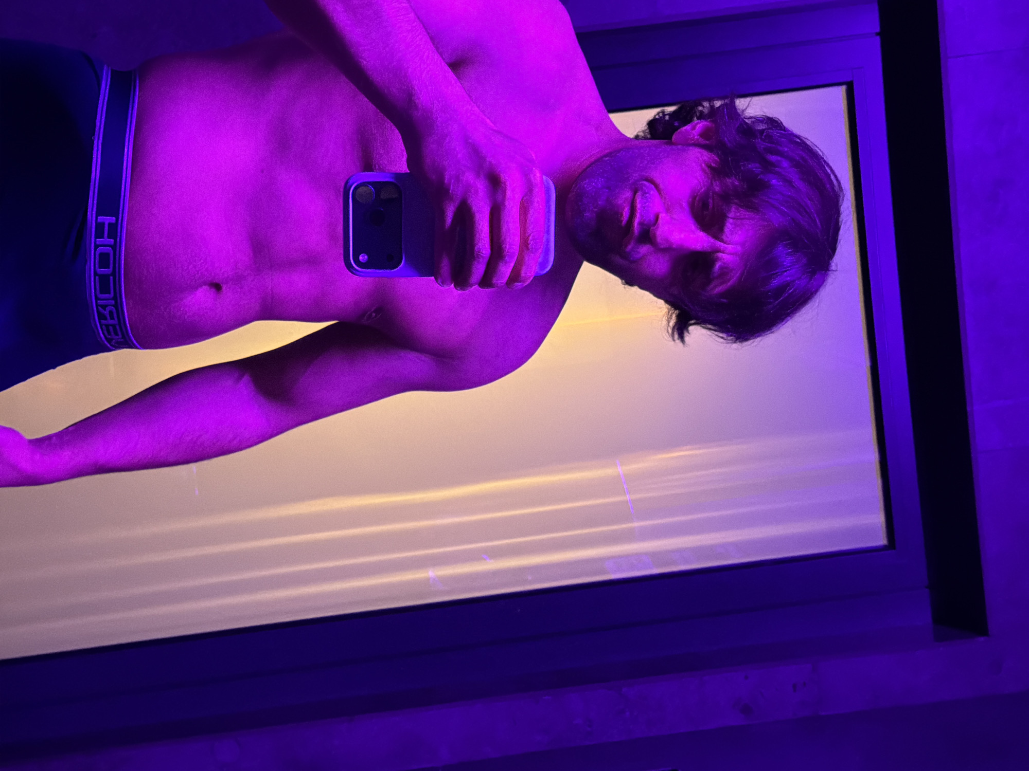 Man Takes Multiple Gym Selfies in Krasnoyarsk