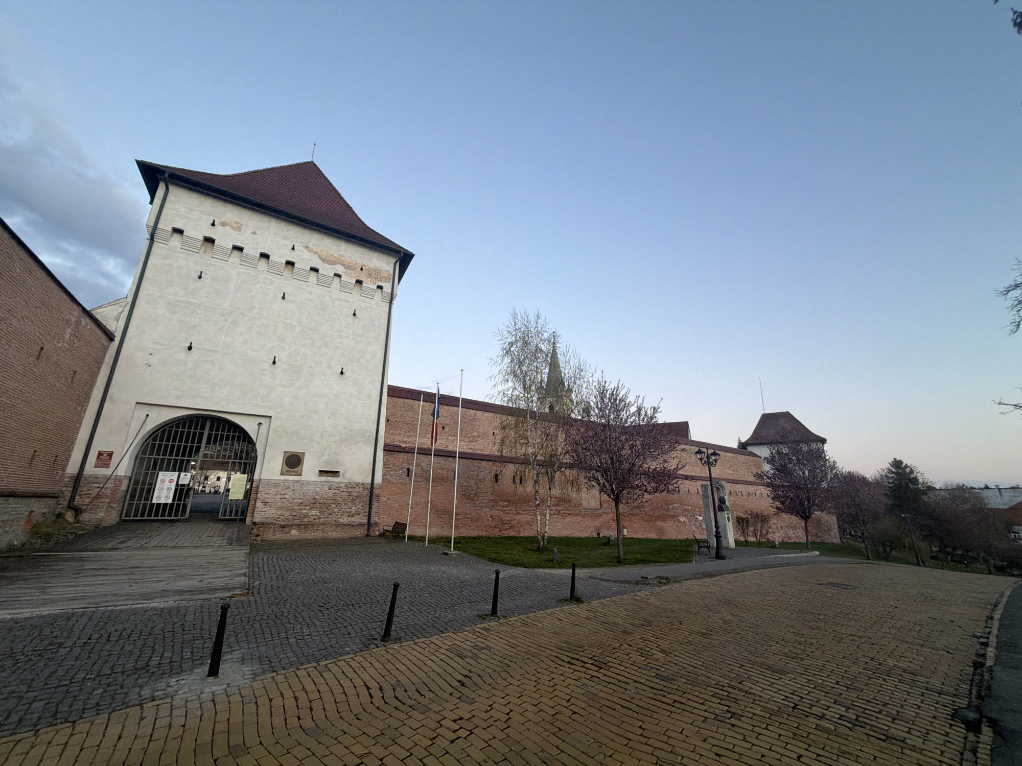 Spring afternoon captured in Târgu Mureș park by witnesses