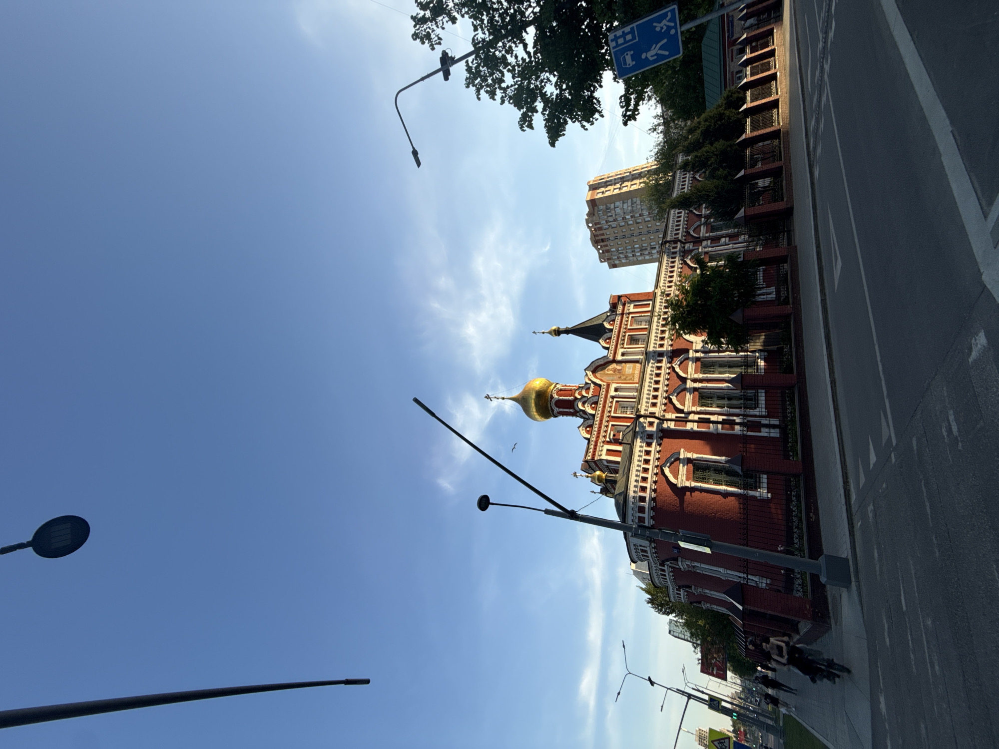 Orthodox church and street life documented in Moscow
