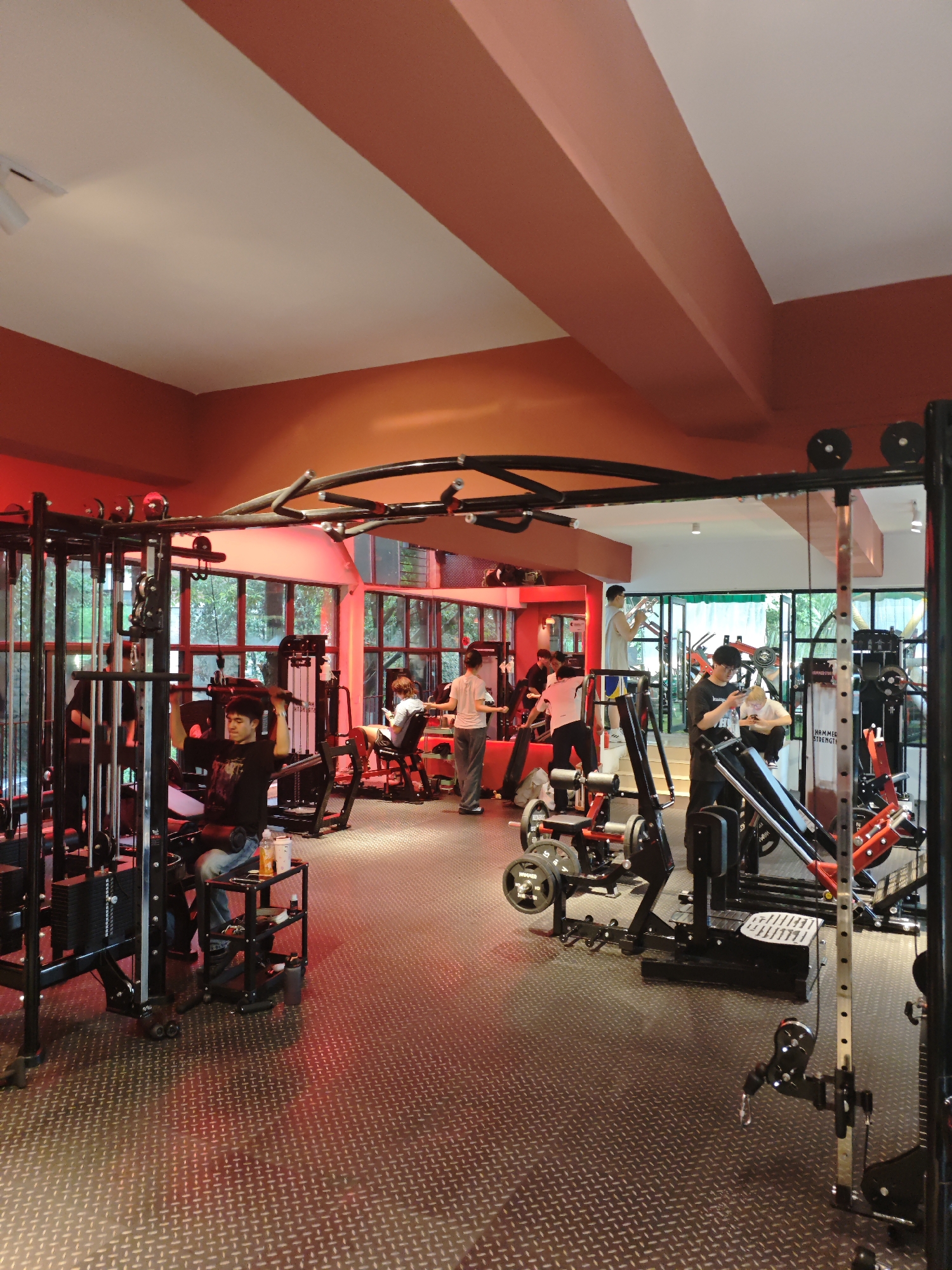 Morning workout session observed at Chongqing High-tech Zone gymnasium