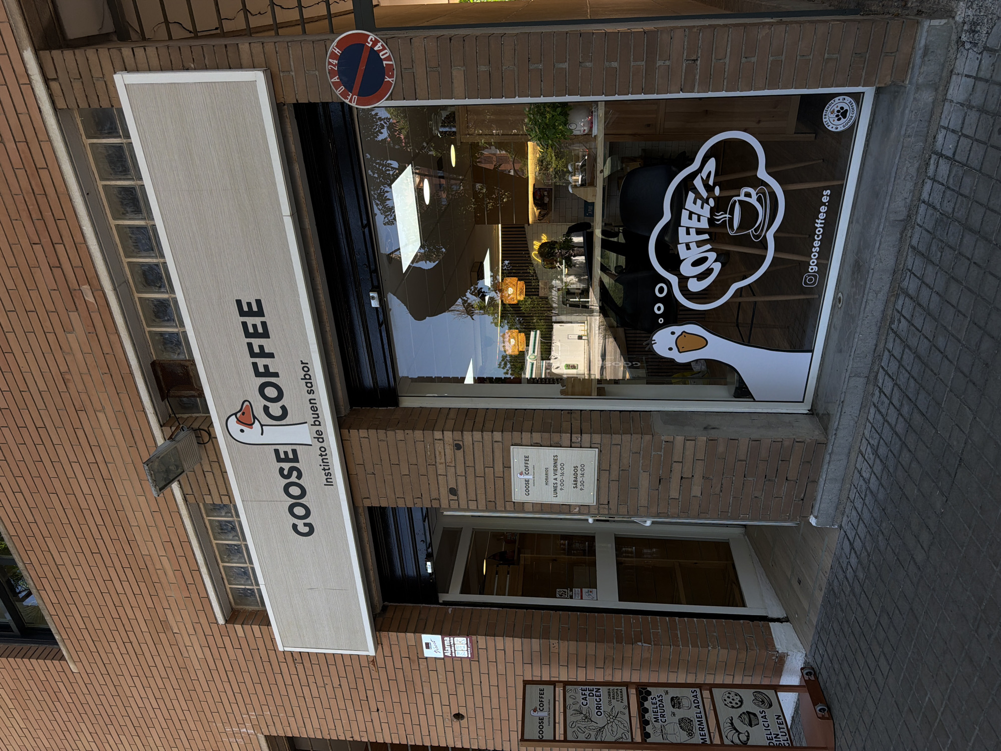 Coffee shop scenes documented in Valencia's historic district