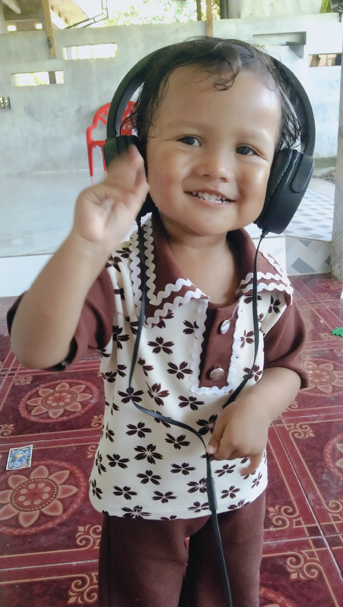 Big headphones, bigger smile — Reudeuep, Indonesia