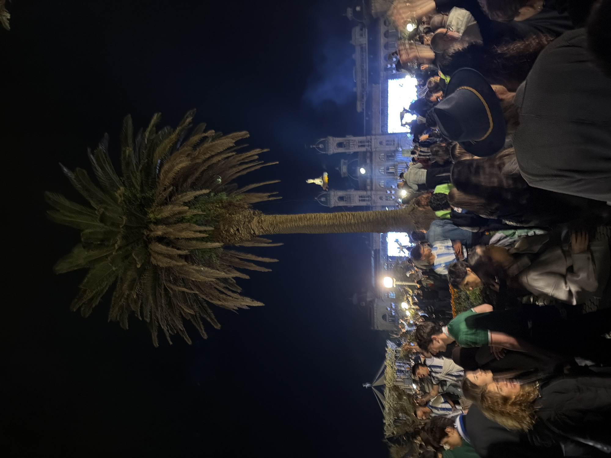 Evening crowd gathers in San Sebastián plaza