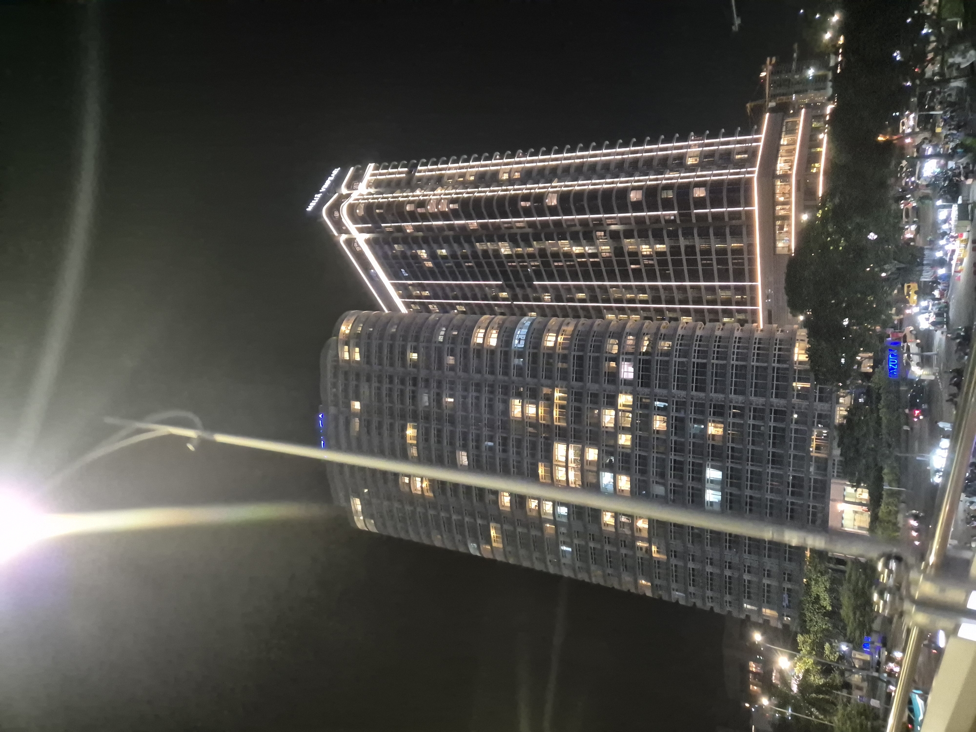 Đà Nẵng's illuminated skyline and evening traffic captured by witnesses