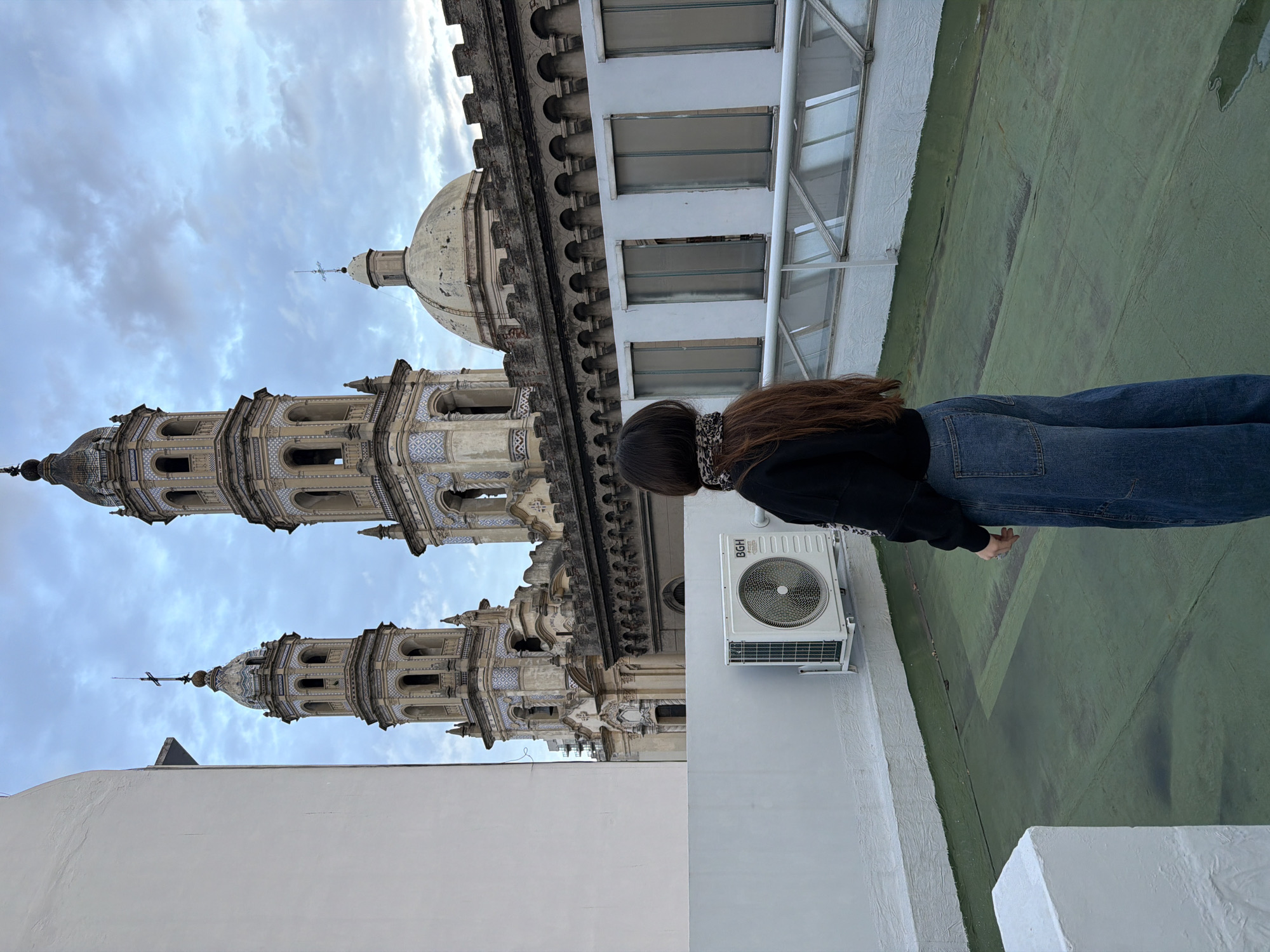 Person observed on Buenos Aires rooftop Saturday evening