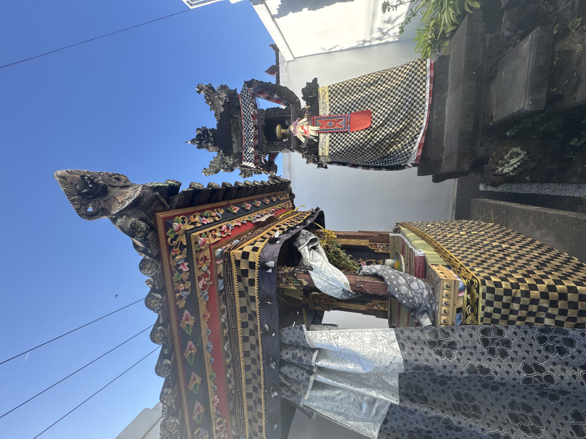 Scooter journey through Mengwi with Balinese temple shrines