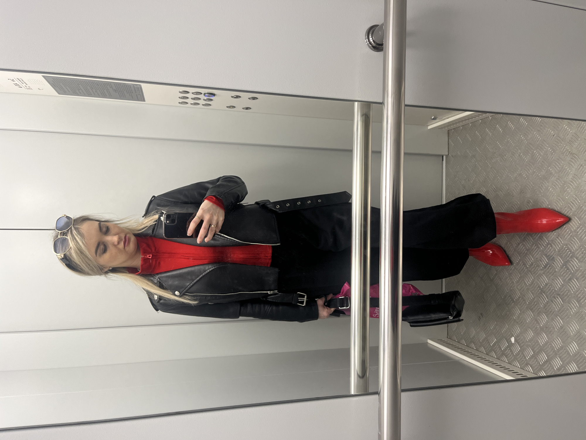 Morning moments captured in Chaikovsky: elevator selfie, cat lounging
