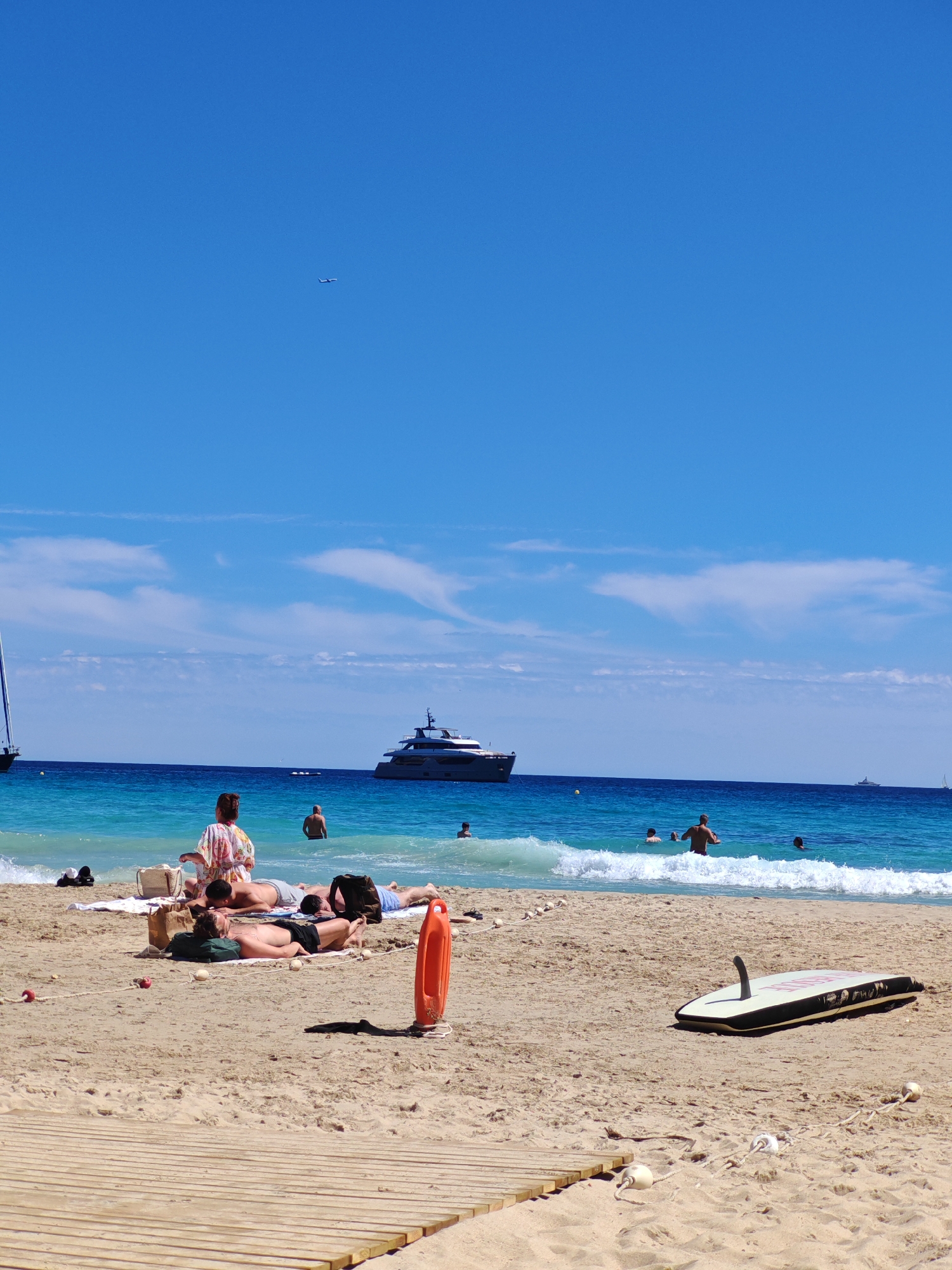 Sunny beach day draws crowds to Sant Agustí, Spain